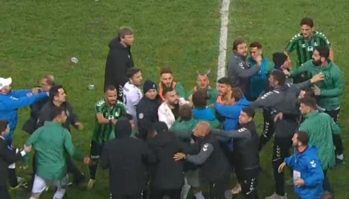 sakaryaspor-kocaelispor-macinda-sok-kavga-futbolcular.jpg
