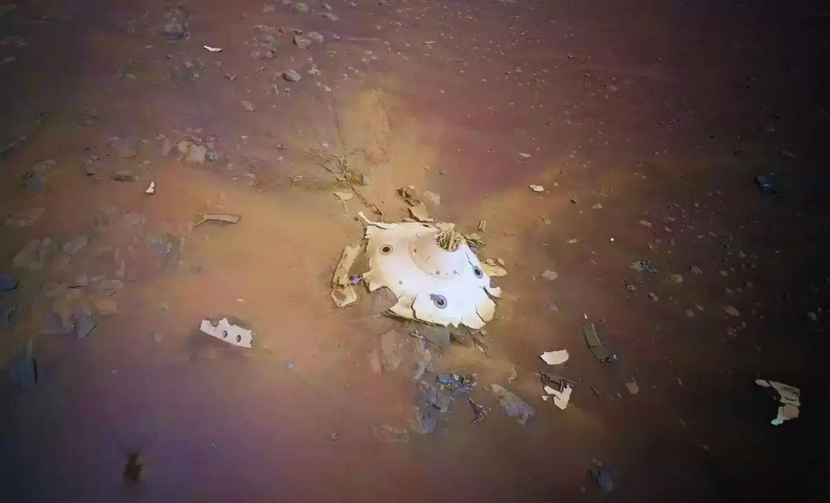 spaceship-wreckage-lying-in-the-sands-of-mars-1200x727.jpg
