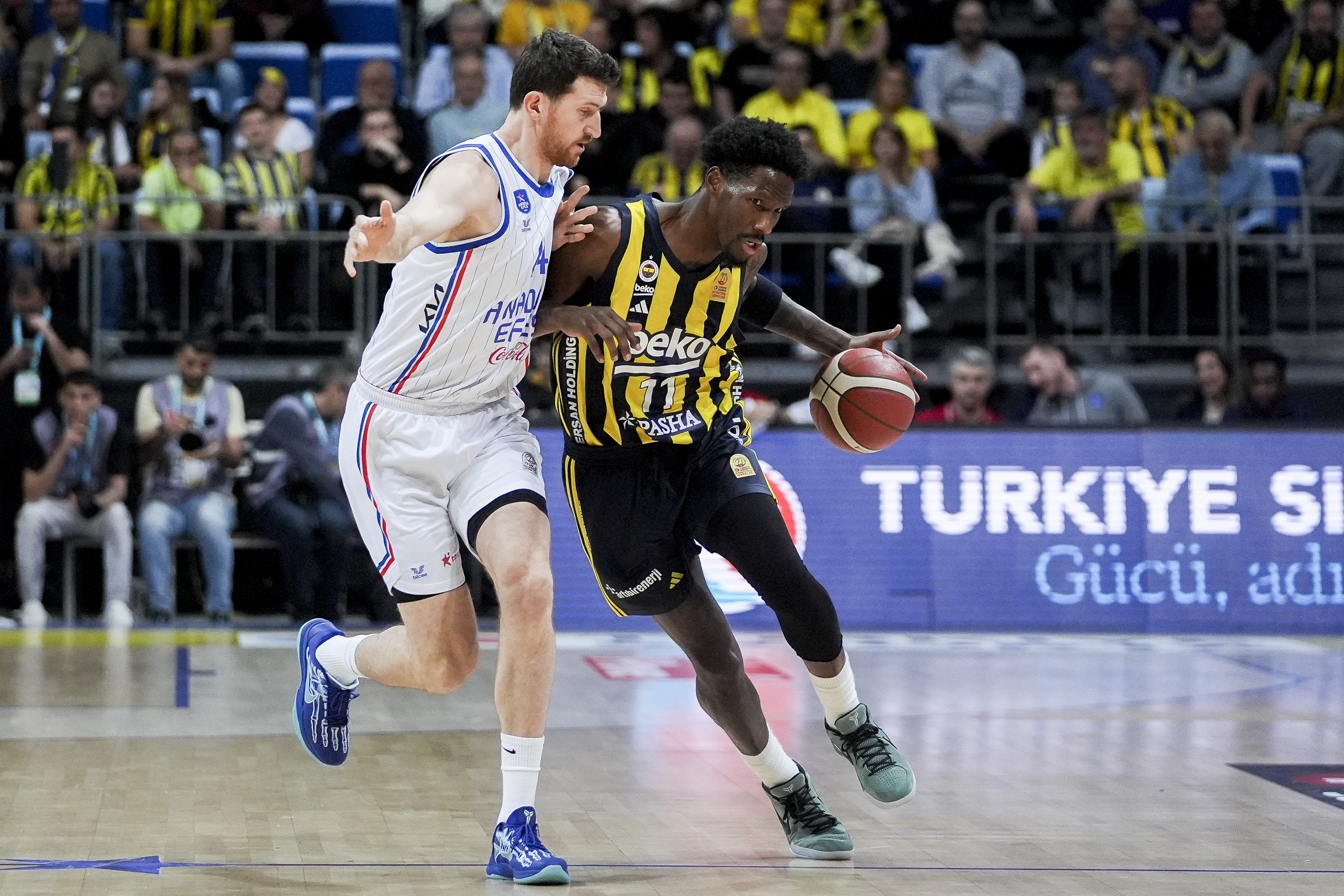 aa-20241117-36219899-36219896-fenerbahce-beko-anadolu-efes.jpg