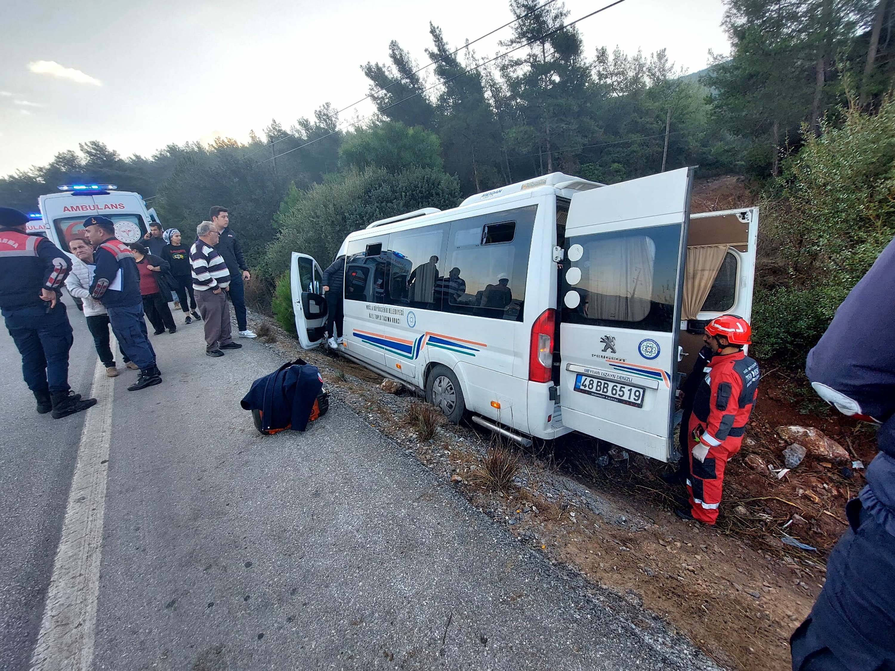 bodrumda-yolcu-minibusu-sarampole-dust-429131-126614.jpg