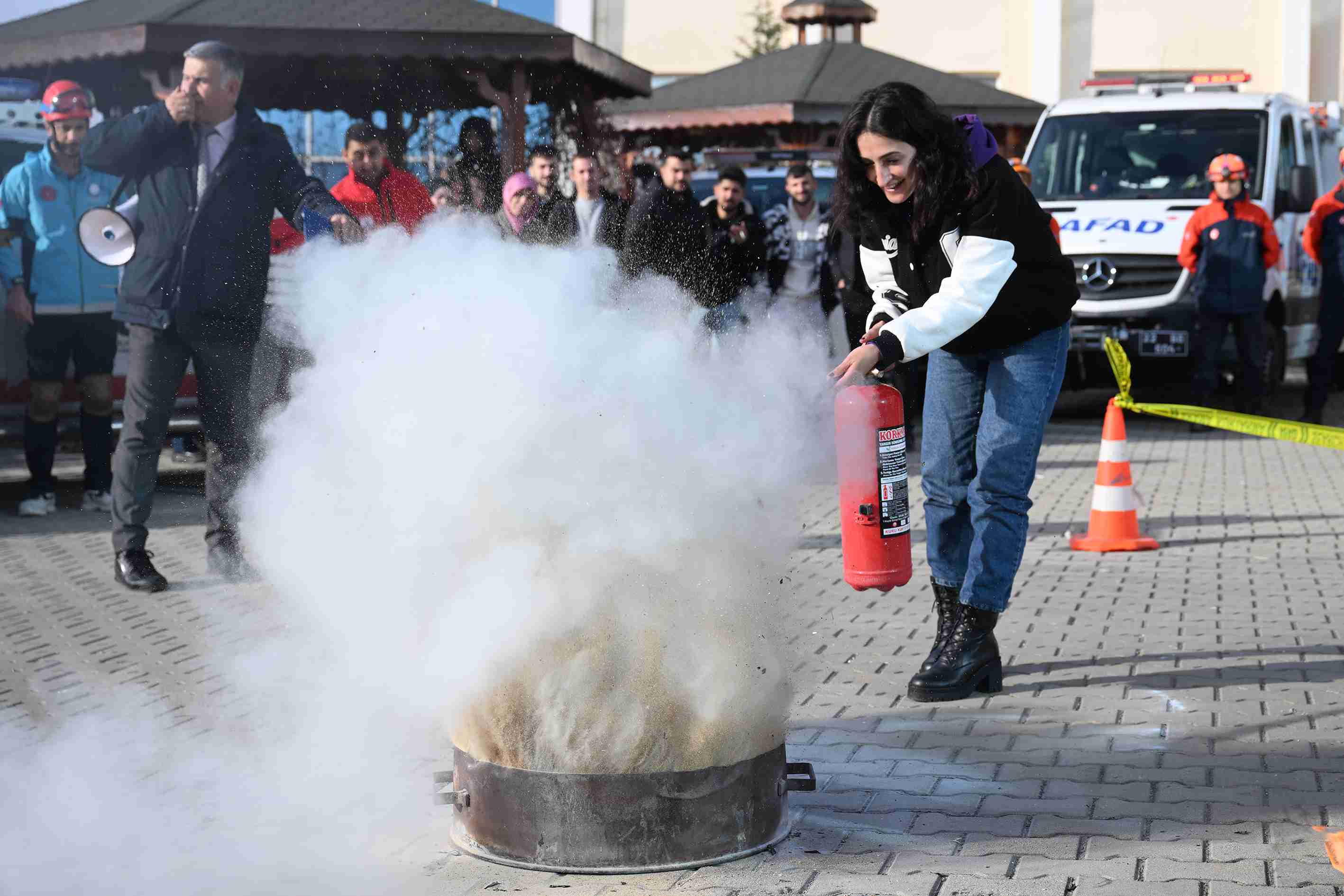 aa-20241126-36298489-36298483-edirnede-universite-ve-ortaokul-ogrencilerinin-katilimiyla-deprem-tatbikati-yapildi-11zon.jpg