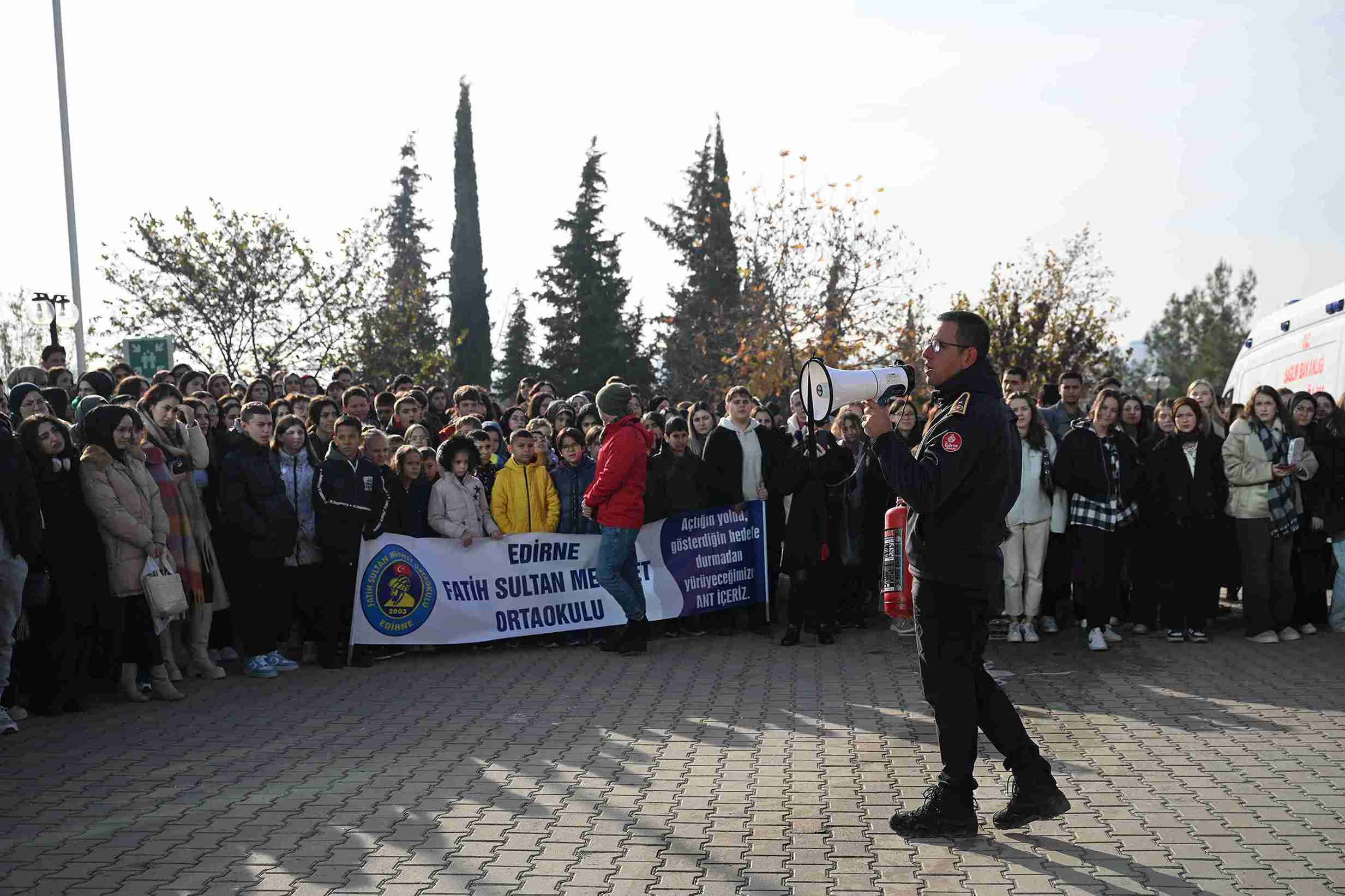 aa-20241126-36298489-36298484-edirnede-universite-ve-ortaokul-ogrencilerinin-katilimiyla-deprem-tatbikati-yapildi-11zon.jpg