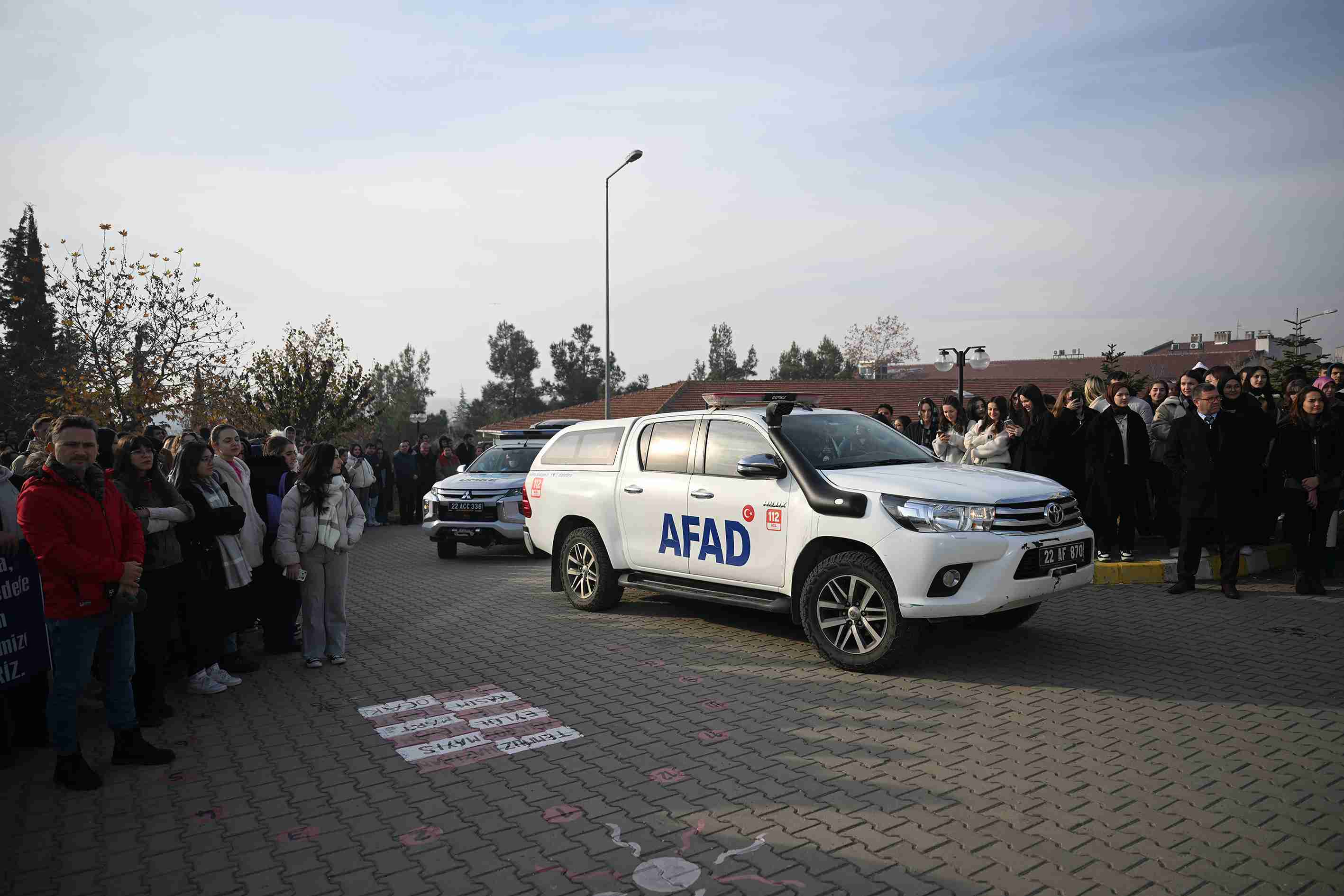 aa-20241126-36298489-36298487-edirnede-universite-ve-ortaokul-ogrencilerinin-katilimiyla-deprem-tatbikati-yapildi-11zon.jpg