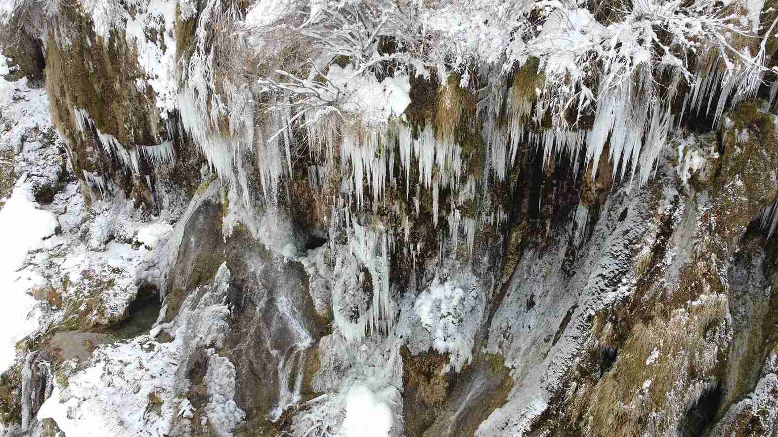 aa-20241201-36348034-36348025-erzincandaki-girlevik-selalesinde-buz-sarkitlari-olustu-11zon.jpg