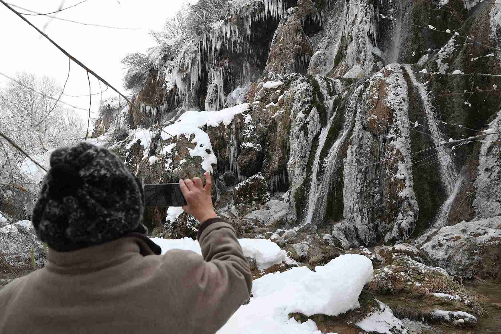 aa-20241201-36348034-36348031-erzincandaki-girlevik-selalesinde-buz-sarkitlari-olustu-11zon.jpg