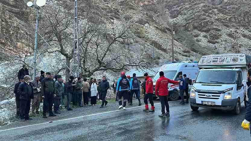 aa-20241201-36348111-36348108-hakkaride-kayaliklardan-dusen-19-yasindaki-genc-hayatini-kaybetti-11zon.jpg