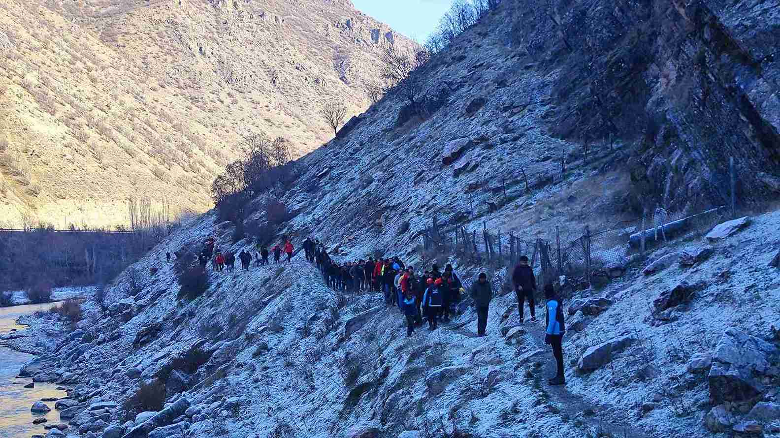 aa-20241201-36348111-36348109-hakkaride-kayaliklardan-dusen-19-yasindaki-genc-hayatini-kaybetti-11zon.jpg