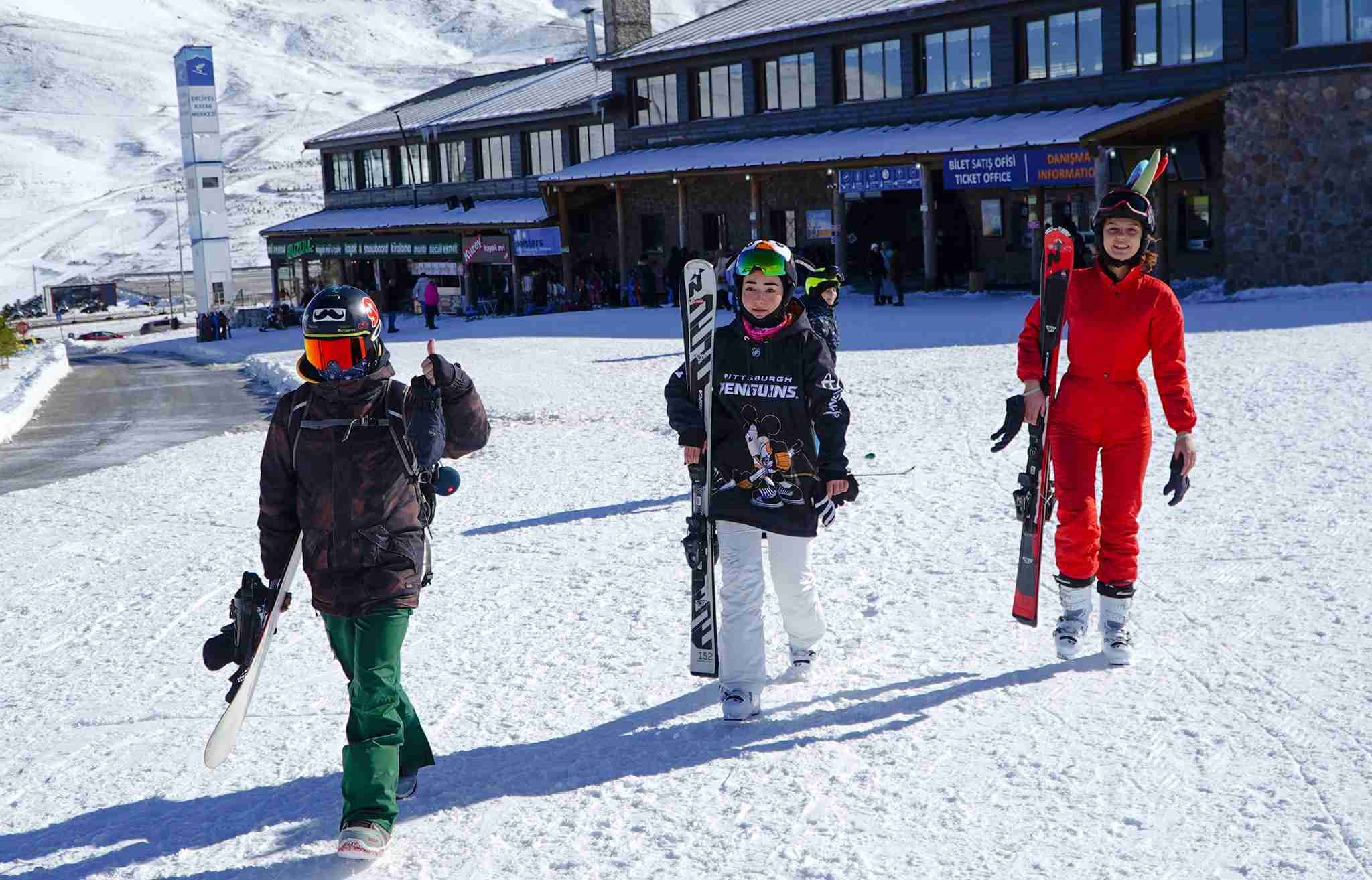 aa-20241202-36356040-36356035-erciyes-kayak-merkezi-hafta-sonu-32-bini-askin-ziyaretci-agirladi-11zon.jpg
