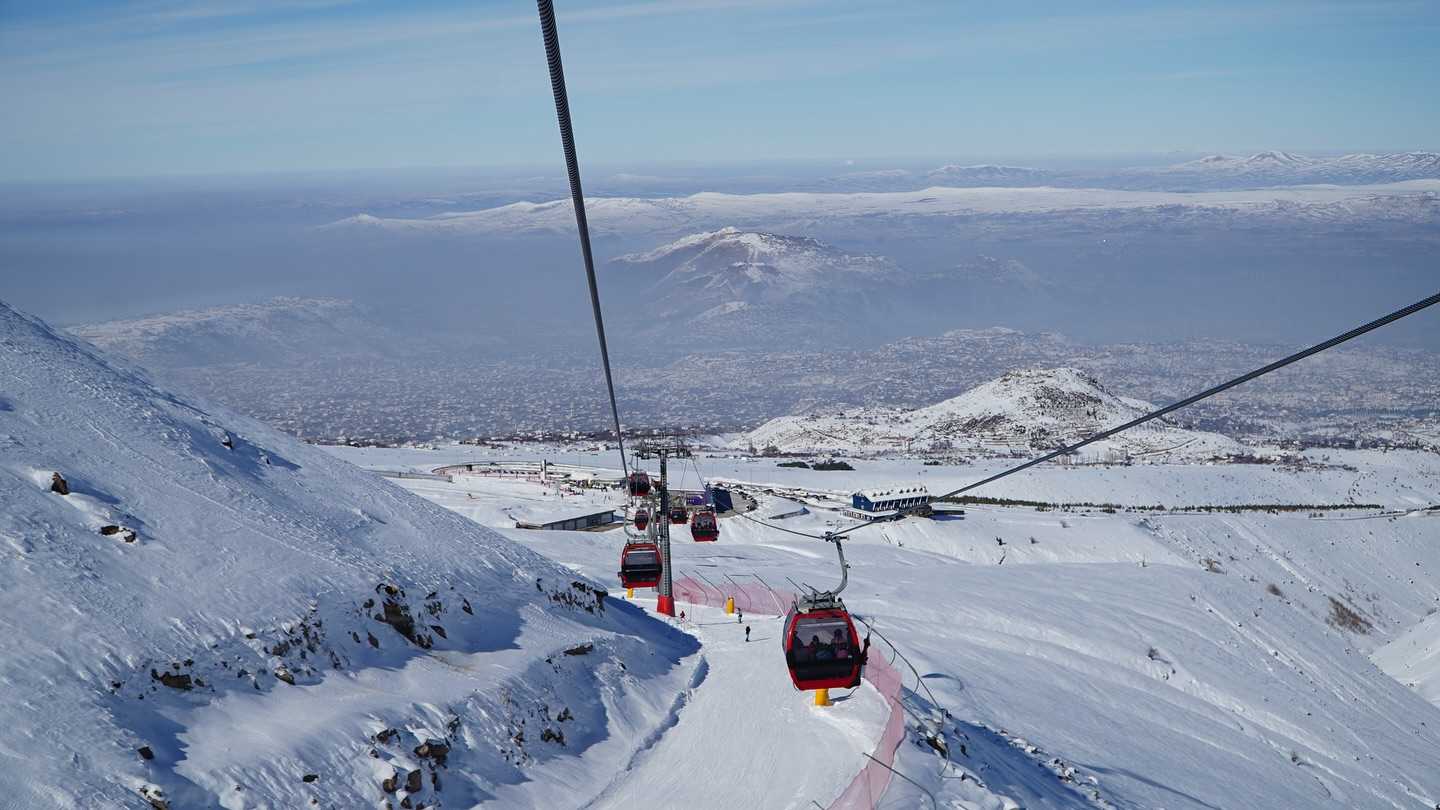 aa-20241202-36356040-36356036-erciyes-kayak-merkezi-hafta-sonu-32-bini-askin-ziyaretci-agirladi-11zon.jpg
