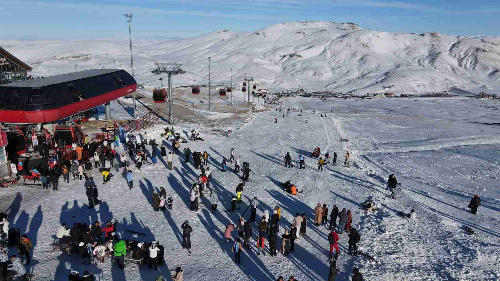aa-20241202-36356040-36356037-erciyes-kayak-merkezi-hafta-sonu-32-bini-askin-ziyaretci-agirladi-11zon.jpg