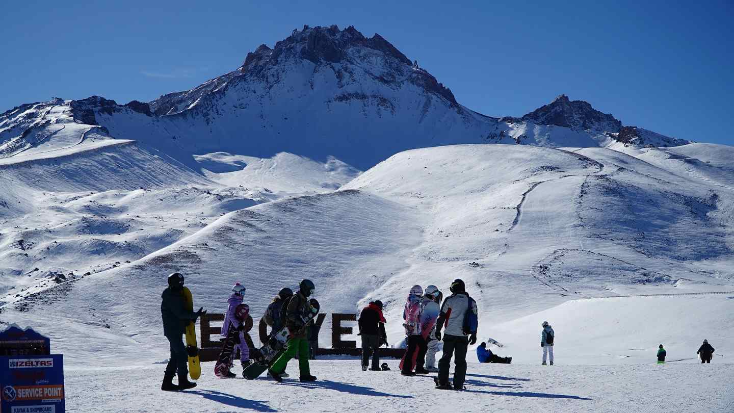 aa-20241202-36356040-36356039-erciyes-kayak-merkezi-hafta-sonu-32-bini-askin-ziyaretci-agirladi-11zon.jpg