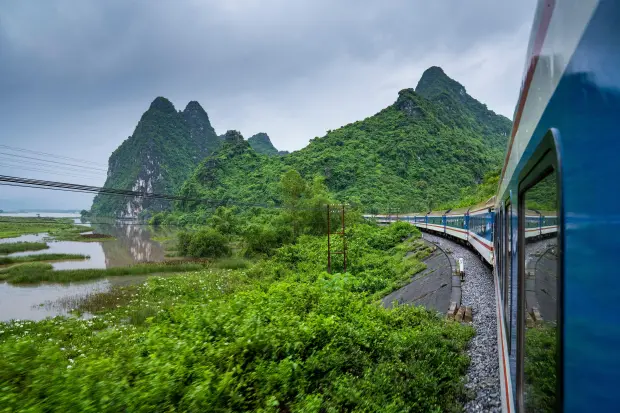 2b148yk-train-ride-hanoi-hue-953923340.webp