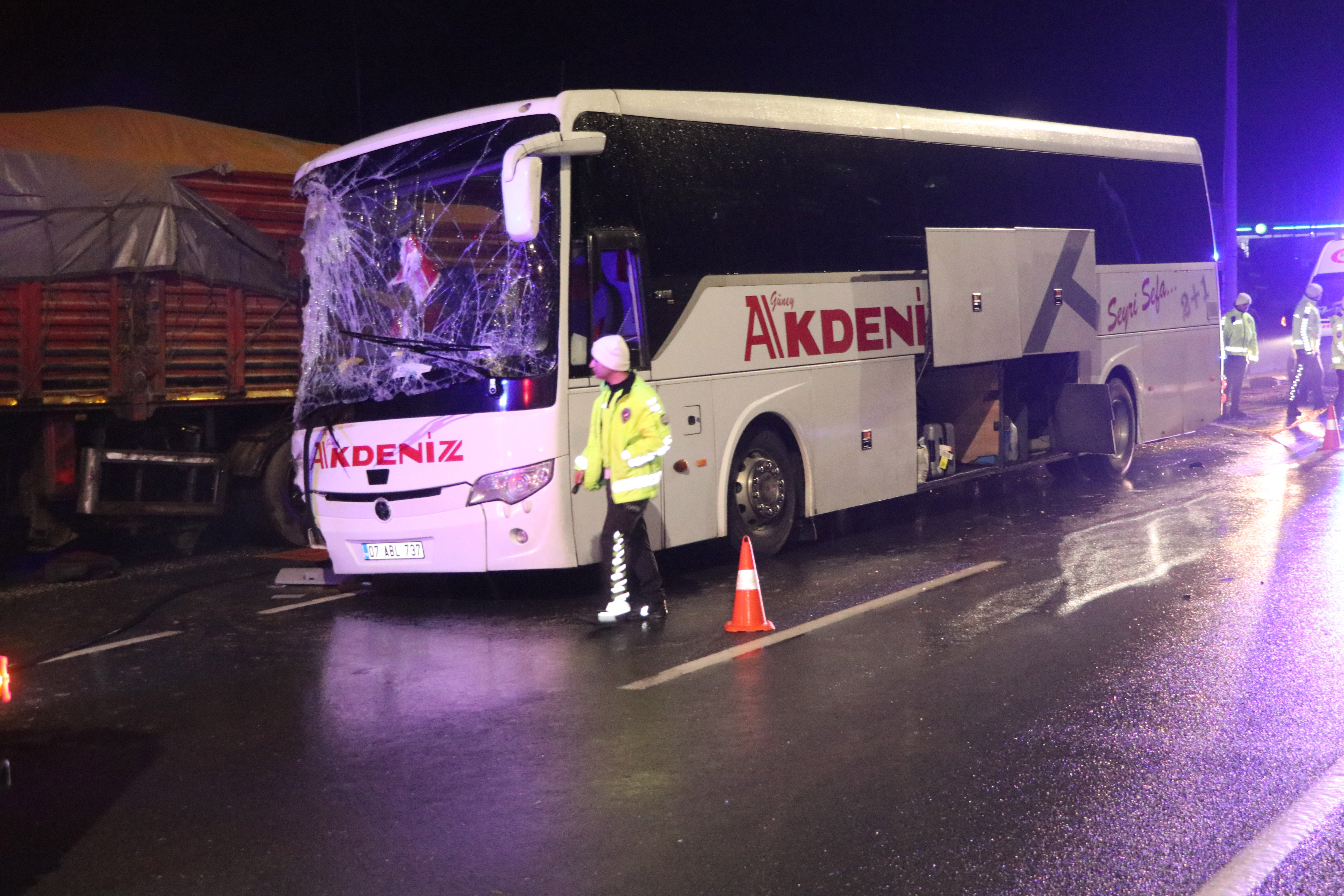 denizlide-yolcu-otobusu-tira-carpti-1-450957-133156.jpg