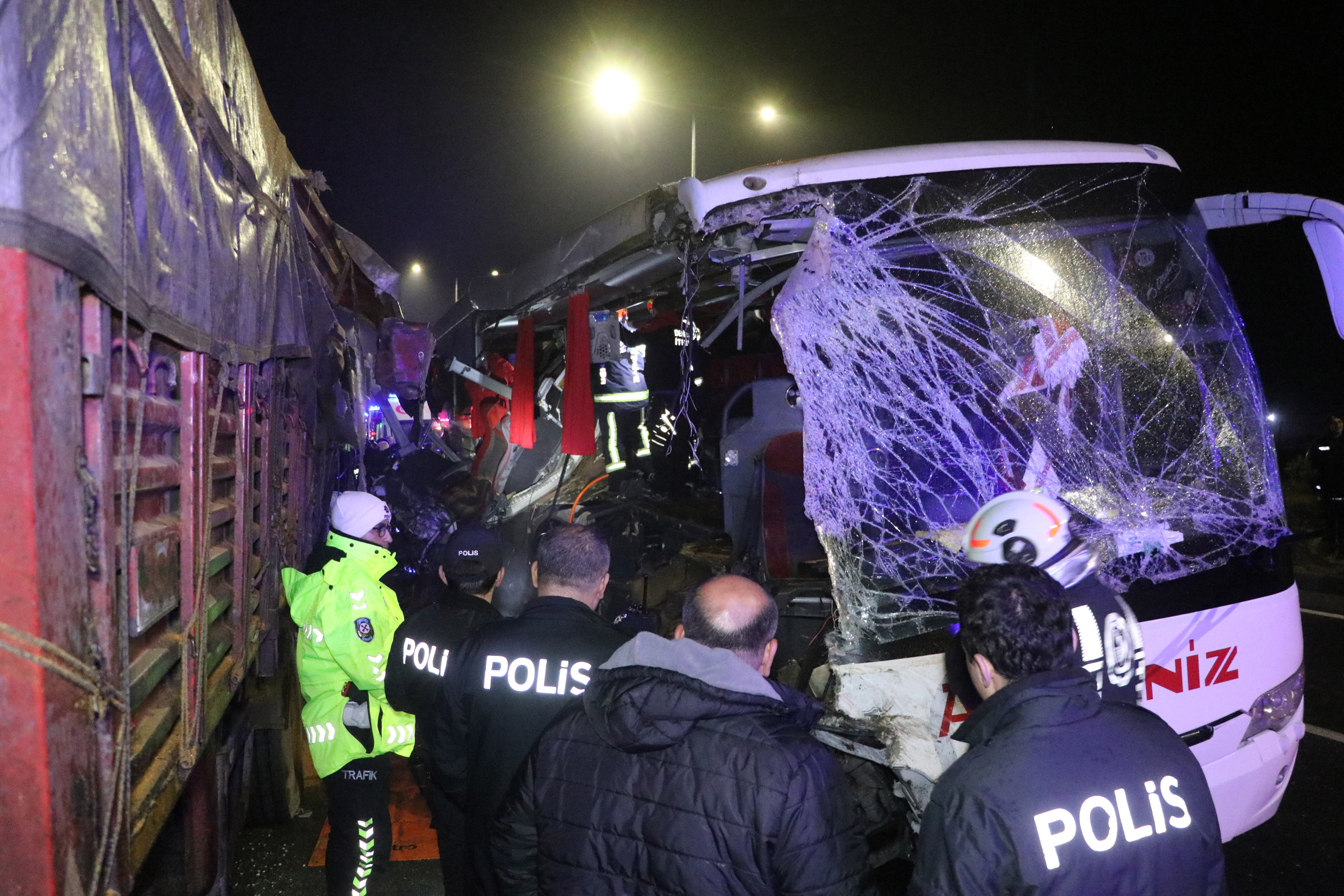 denizlide-yolcu-otobusu-tira-carpti-1-450958-133156.jpg