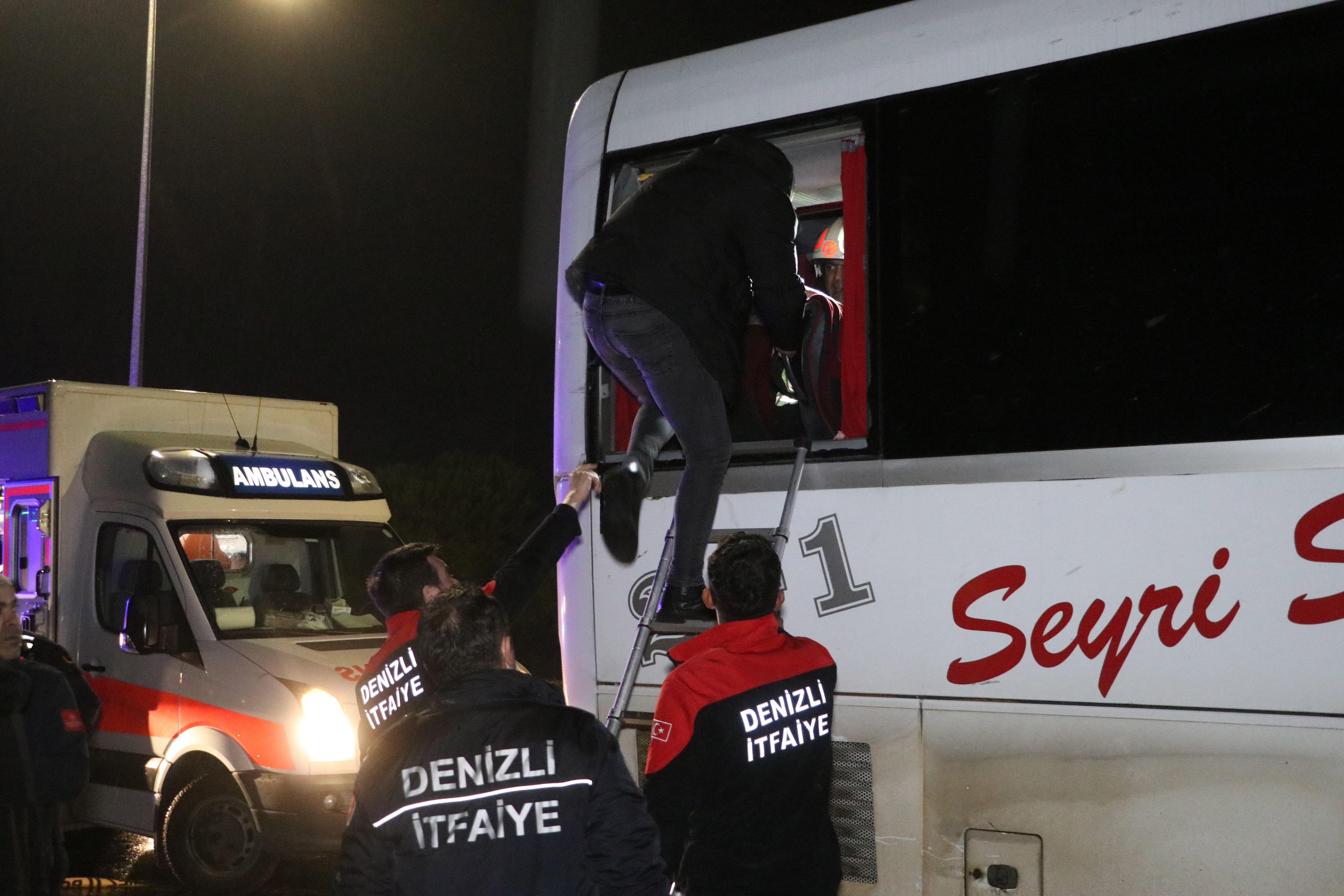 denizlide-yolcu-otobusu-tira-carpti-1-450959-133156.jpg