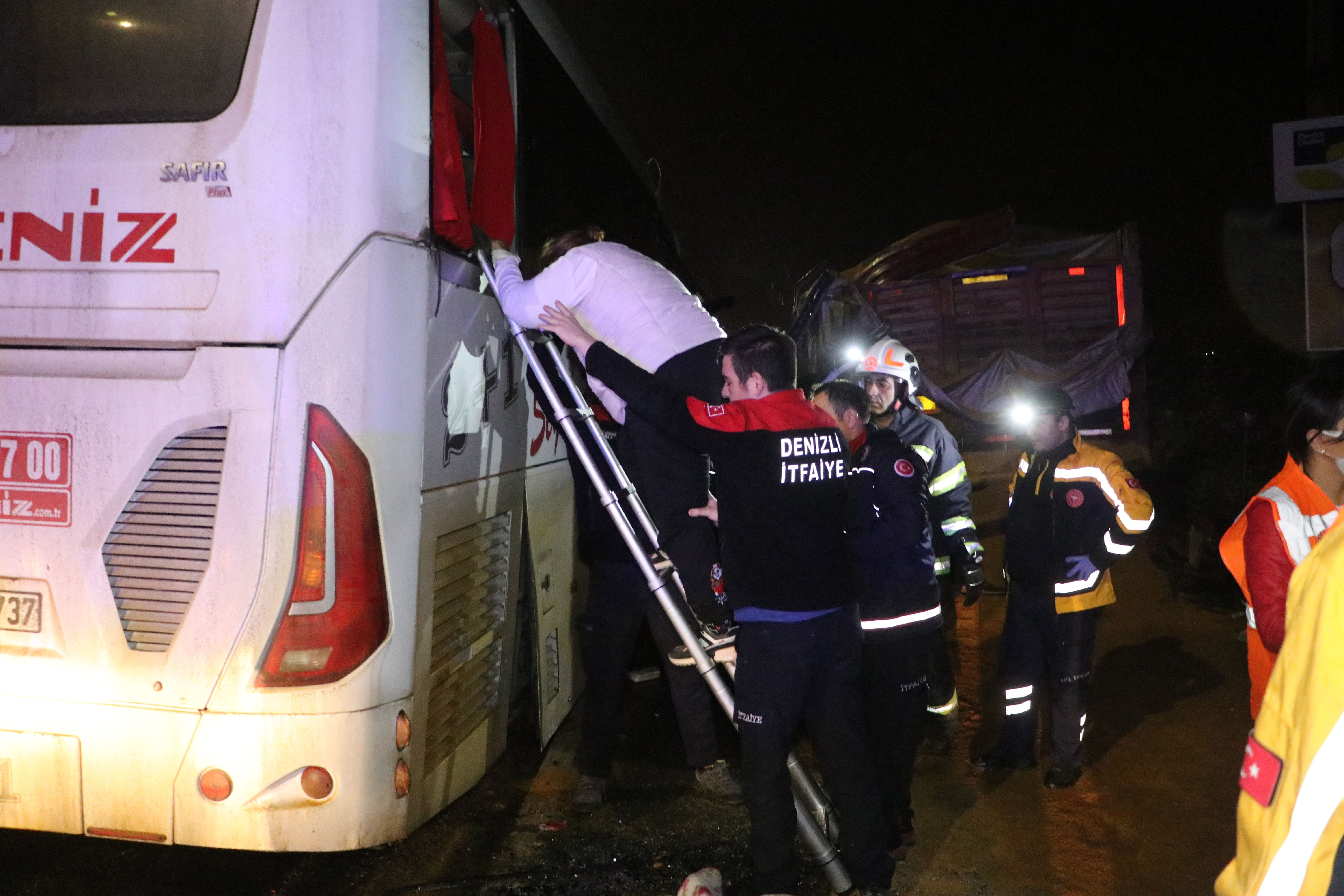 denizlide-yolcu-otobusu-tira-carpti-1-450960-133156.jpg