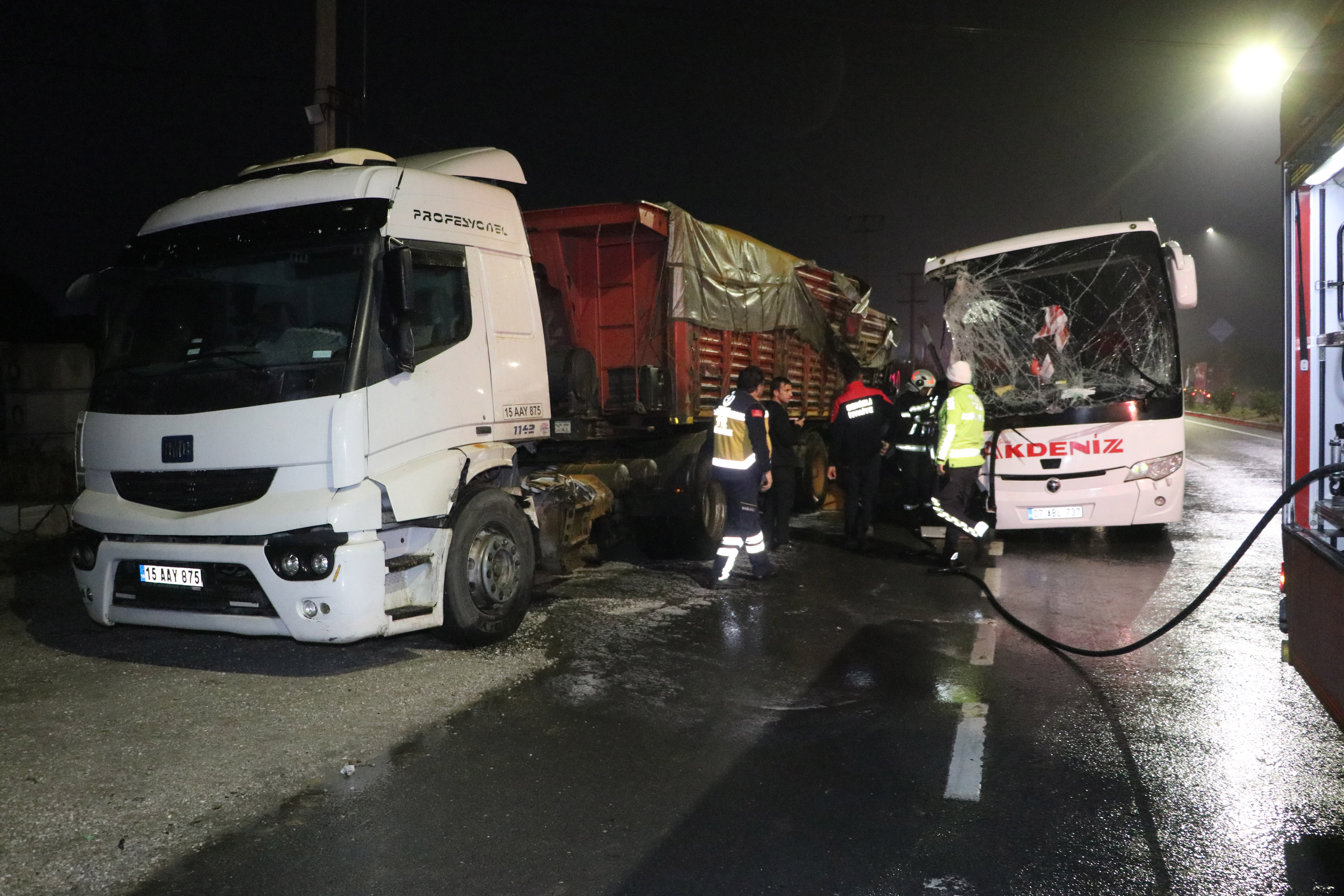 denizlide-yolcu-otobusu-tira-carpti-1-450963-133156.jpg