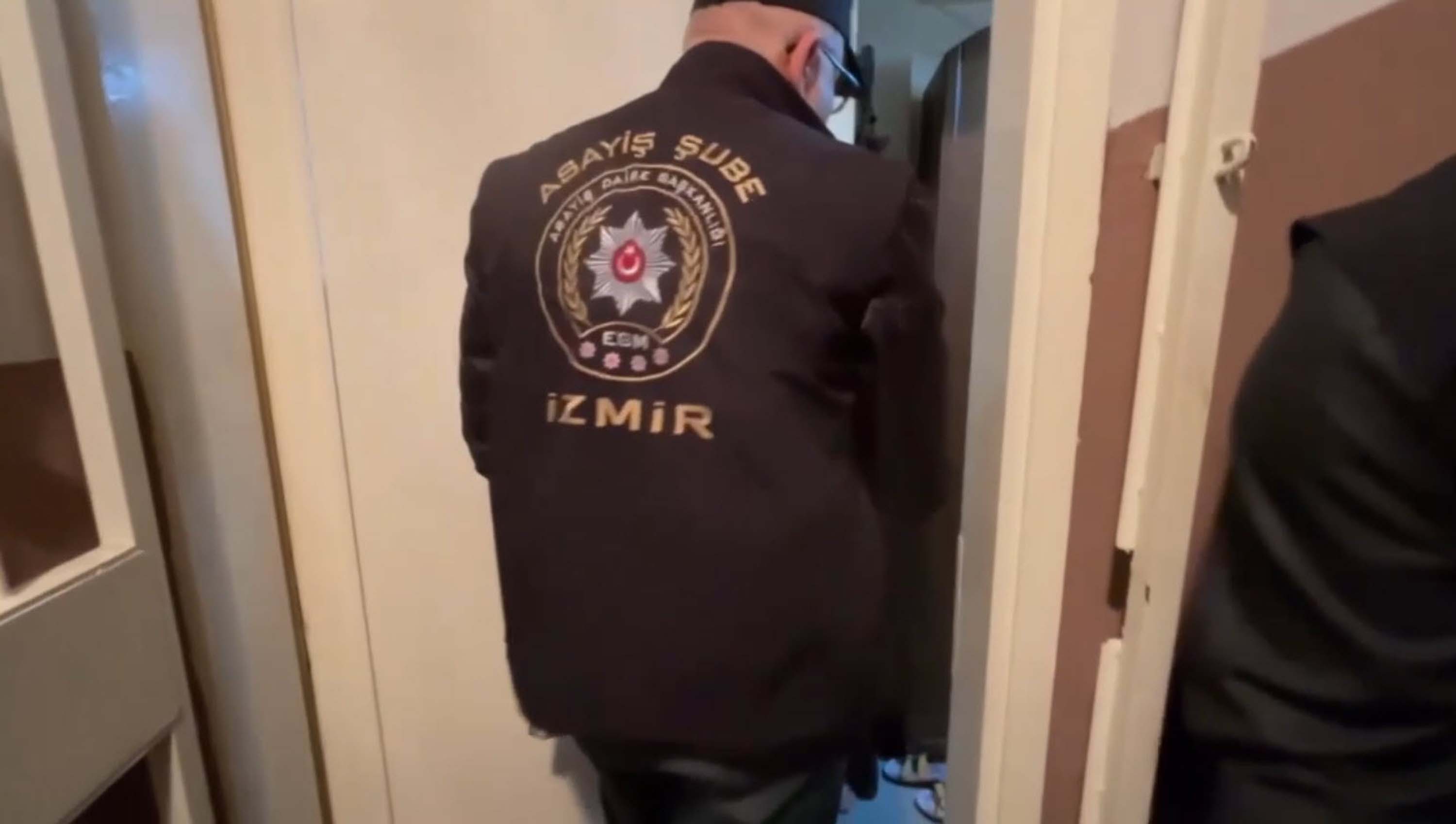 izmirde-es-zamanli-asayis-operasyonu-1-451591-133350.jpg