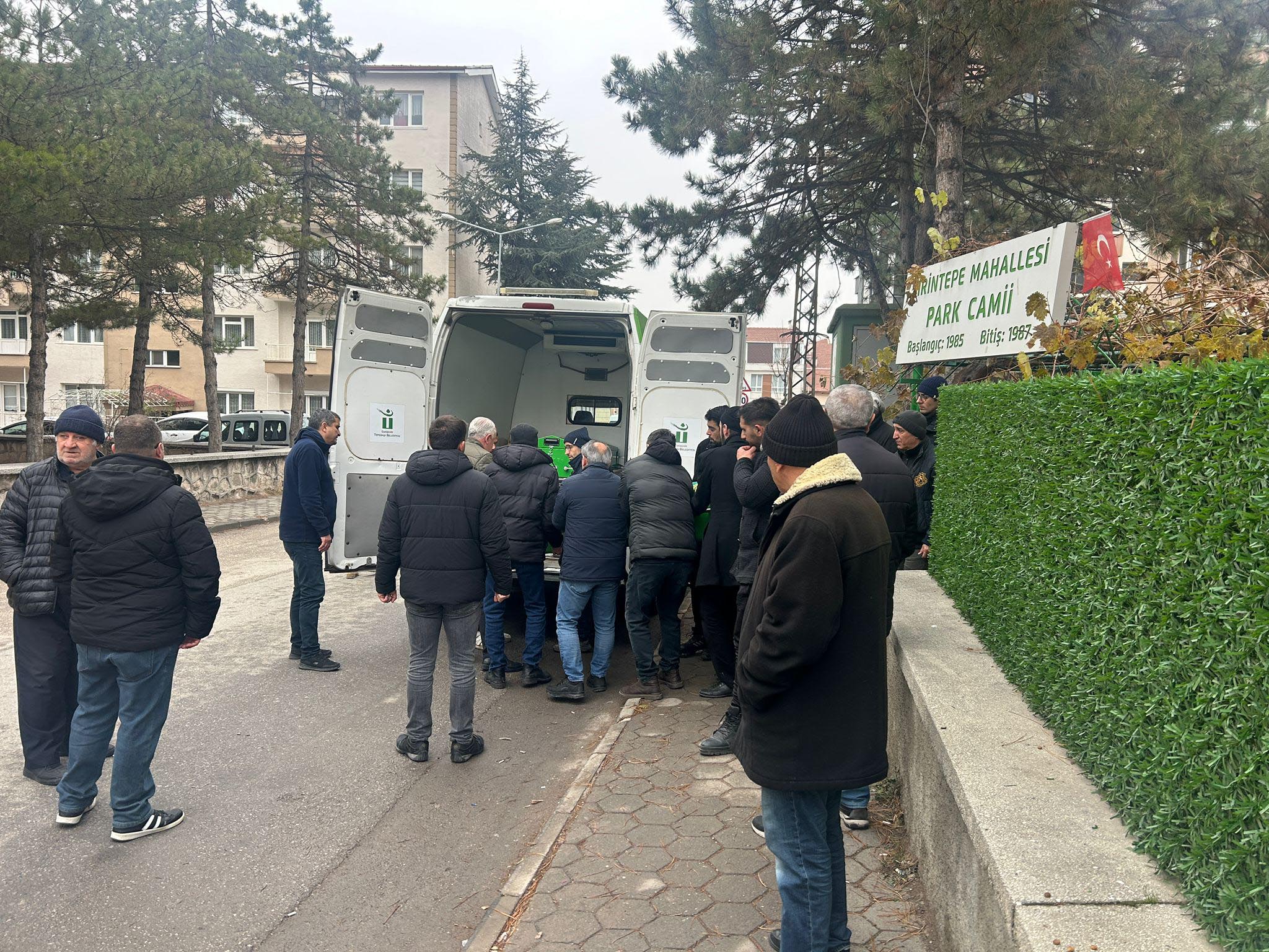 tamir-ettigi-otomobilin-egzoz-gazindan-z-453700-133967.jpg