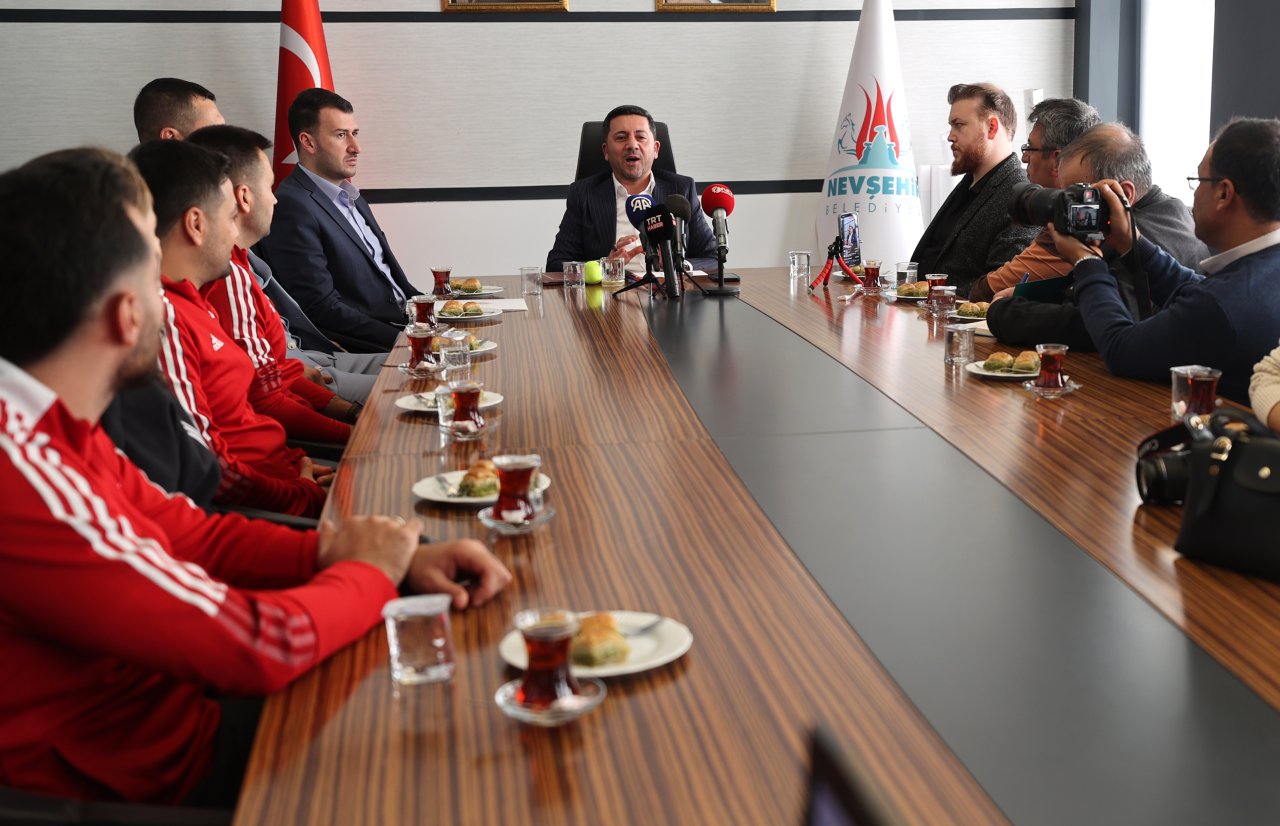 aa-20241206-36407651-36407650-nizip-zeugma-hokey-takimi-nevsehir-belediyesi-spor-kulubune-devredildi.jpg