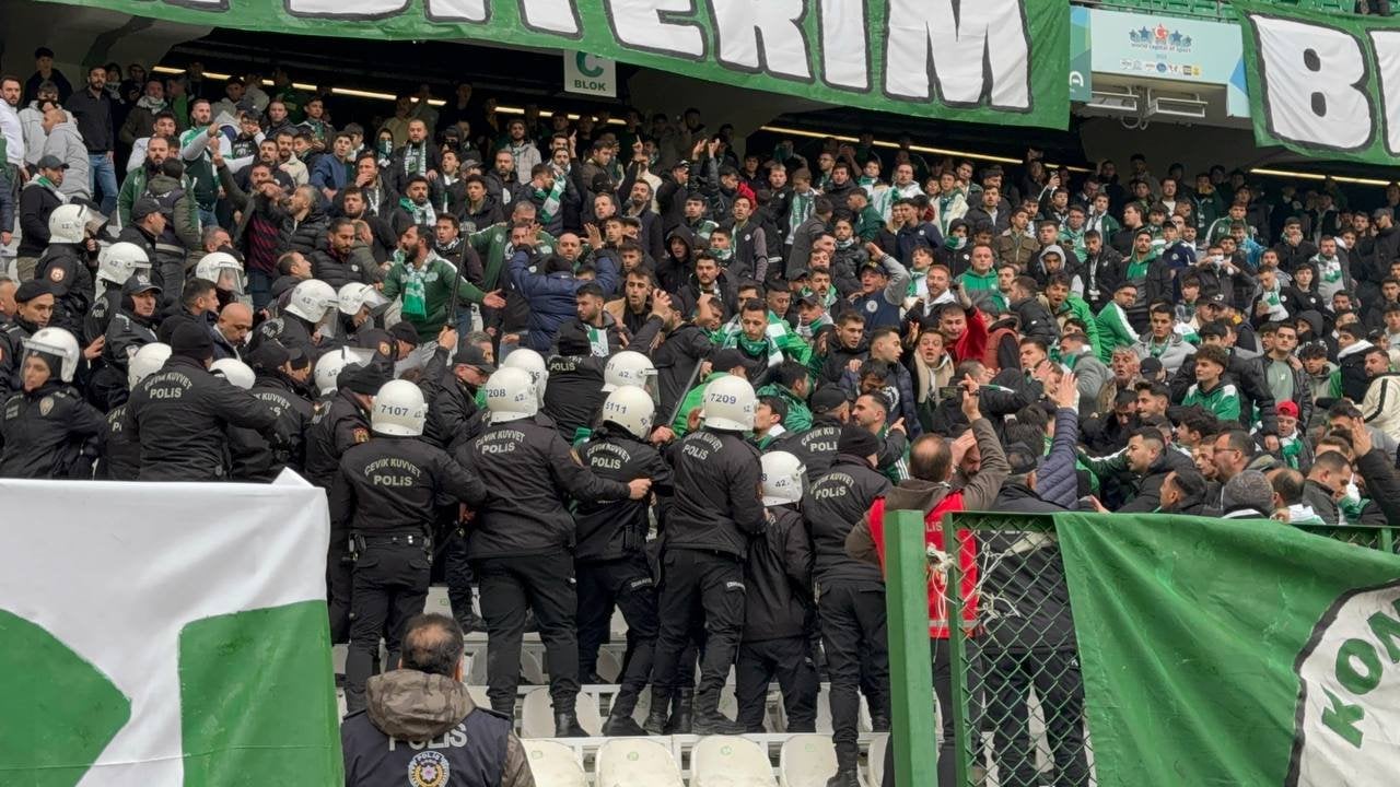 sahaya-girmek-isteyen-konyaspor-taraftar-458721-135434.jpg