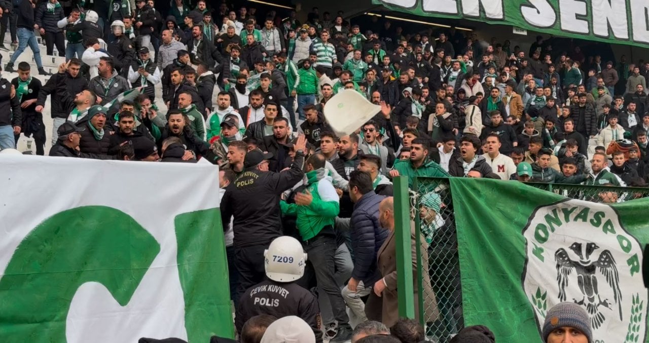 sahaya-girmek-isteyen-konyaspor-taraftar-458794-135434.jpg