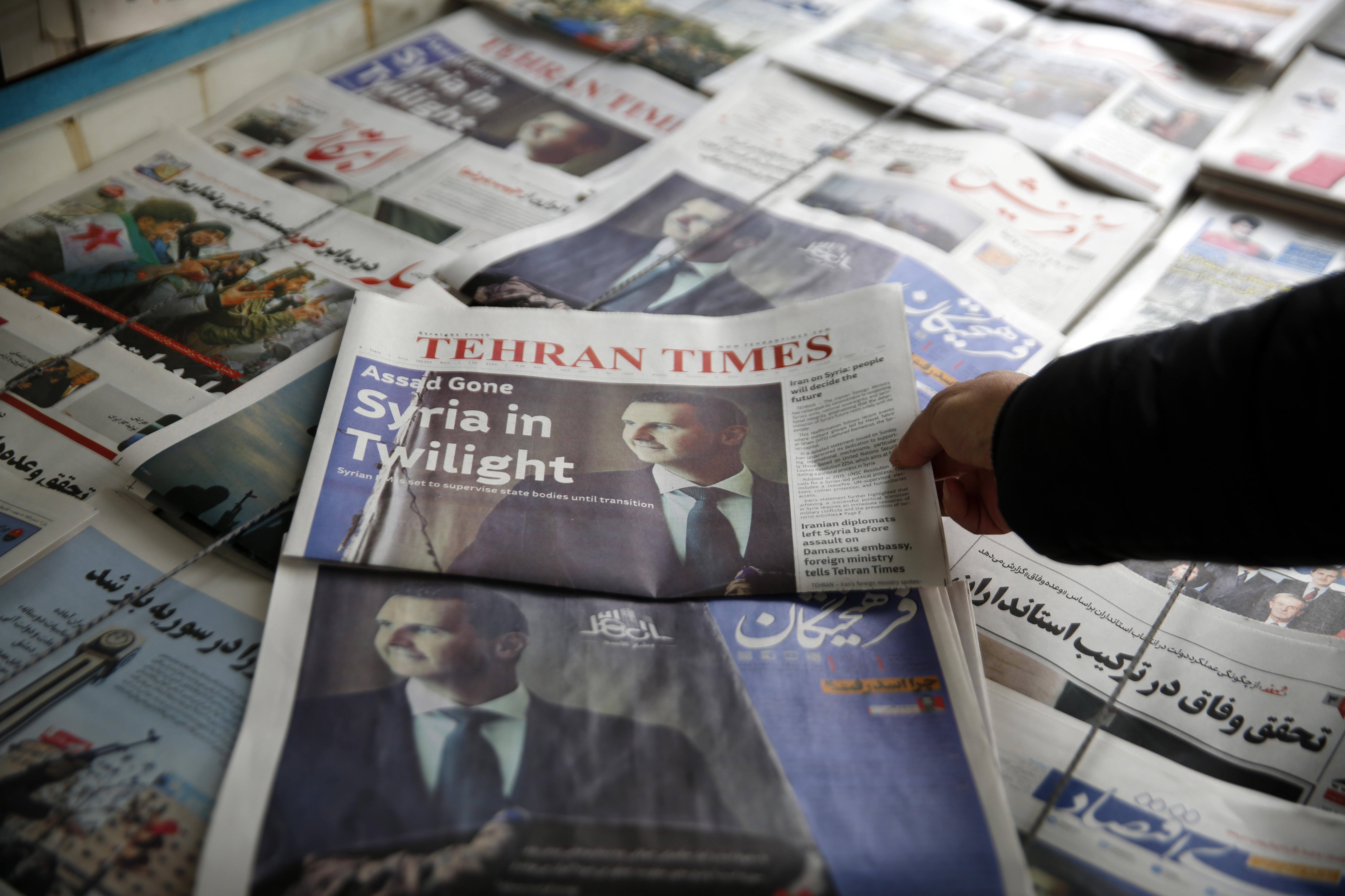 aa-20241209-36433705-36433701-irandaki-gazeteler-suriyede-61-yillik-baas-rejiminin-cokusunu-mansetlerine-tasidi.jpg