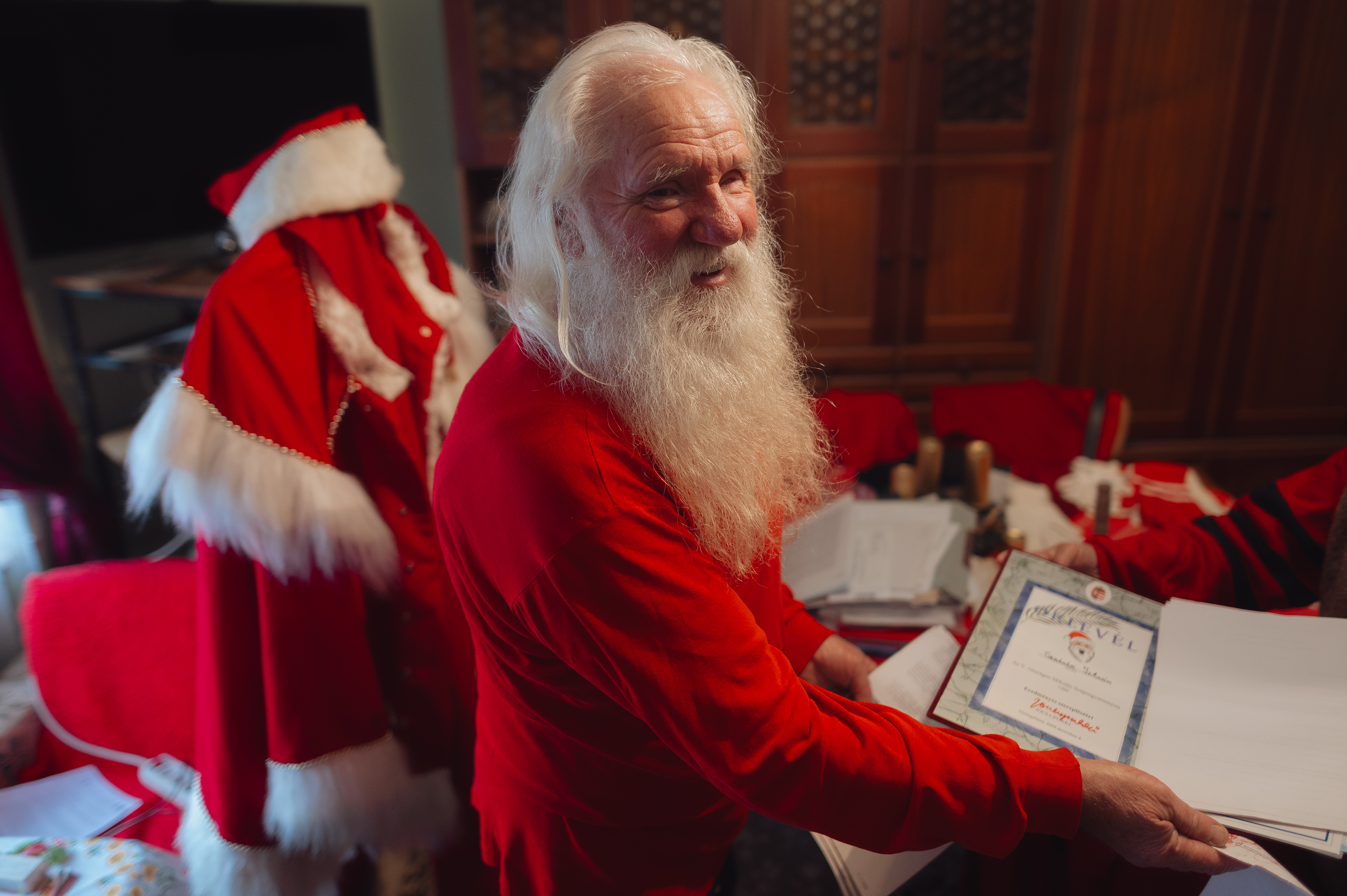 aa-20241210-36441112-36441095-slovakyada-40-yildir-noel-baba-rolunu-ustlenen-stefan-sabala-bu-yil-son-kez-kostumunu-giydi.jpg