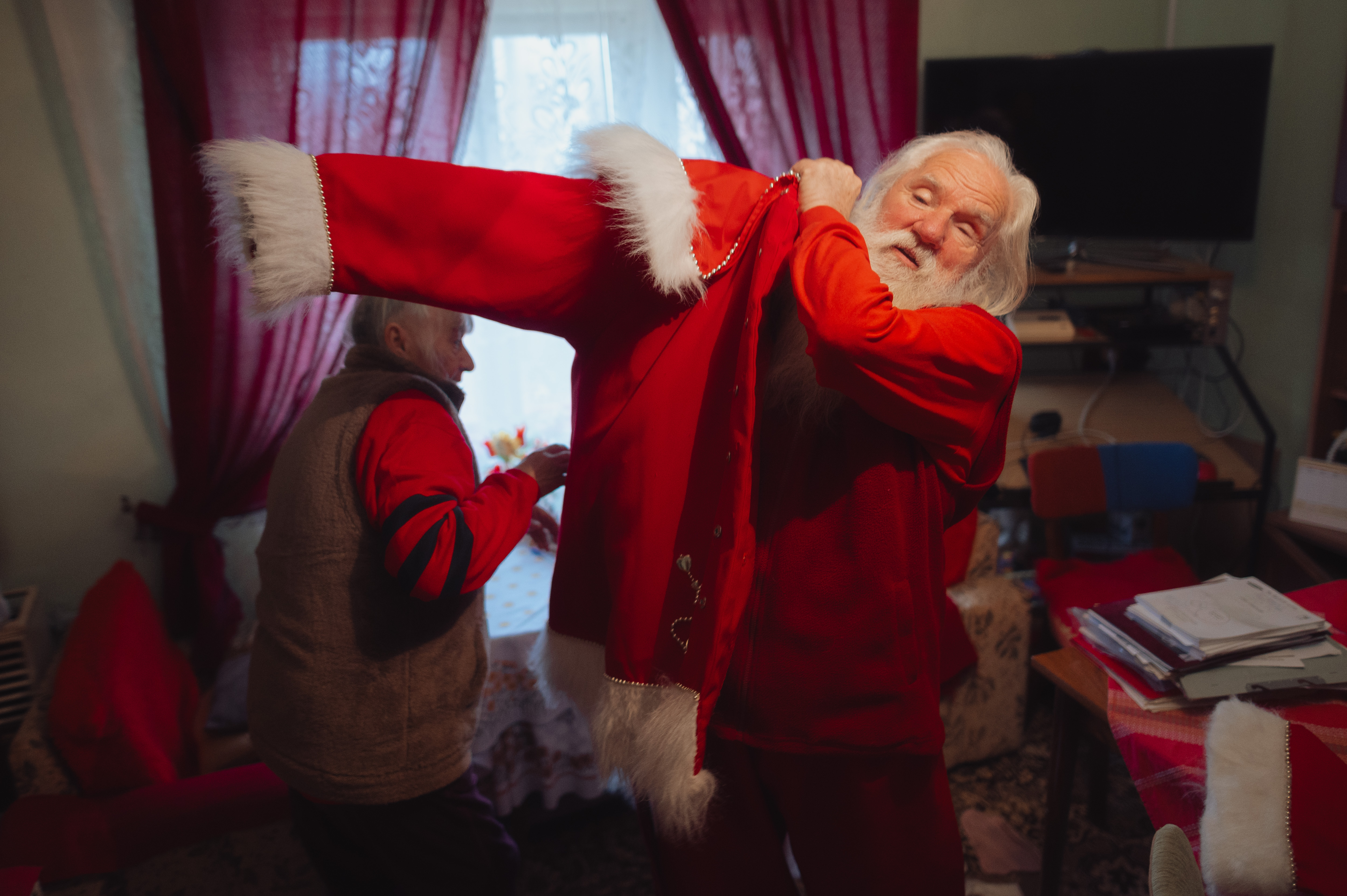 aa-20241210-36441112-36441098-slovakyada-40-yildir-noel-baba-rolunu-ustlenen-stefan-sabala-bu-yil-son-kez-kostumunu-giydi.jpg