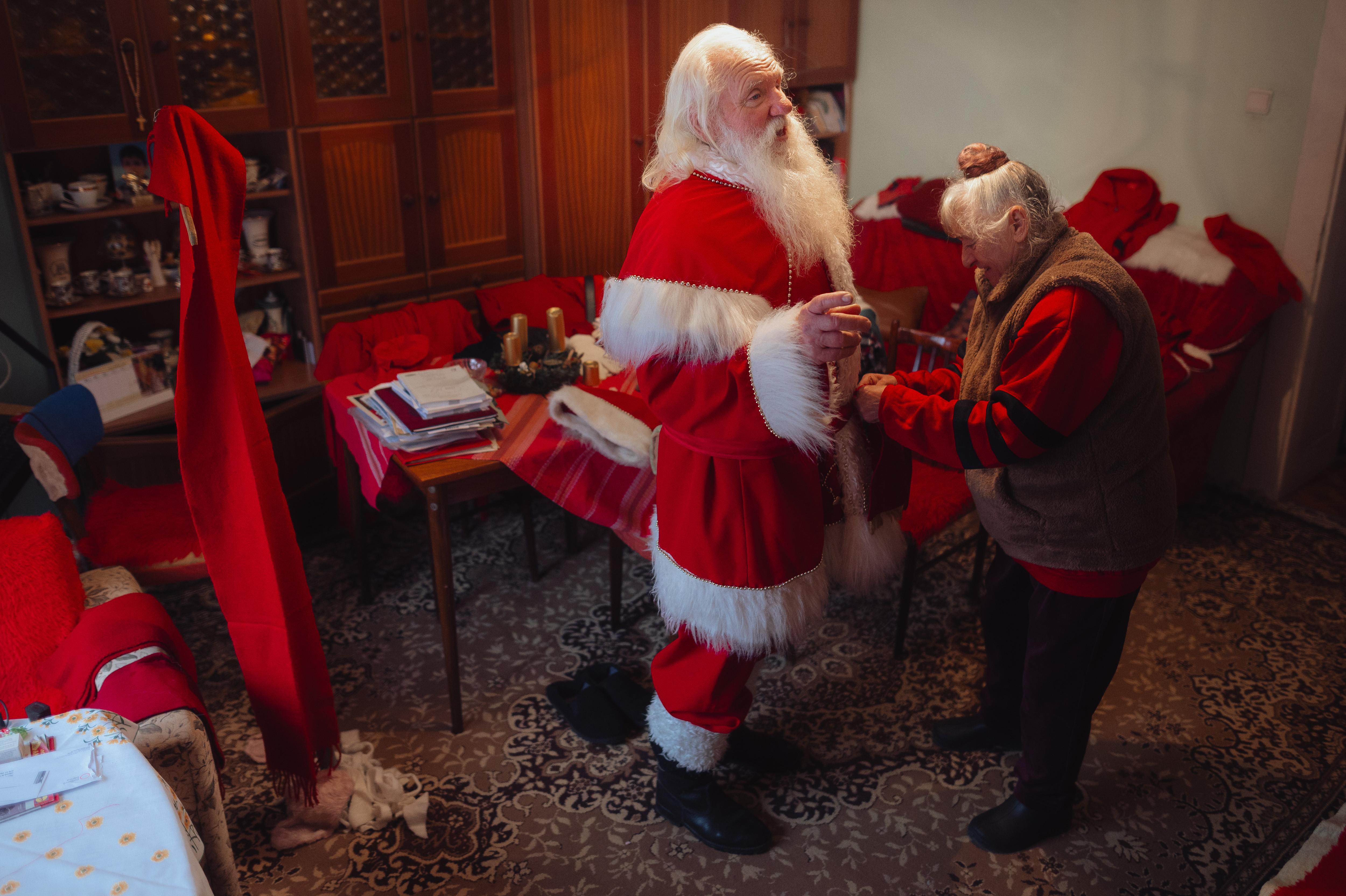 aa-20241210-36441112-36441101-slovakyada-40-yildir-noel-baba-rolunu-ustlenen-stefan-sabala-bu-yil-son-kez-kostumunu-giydi.jpg