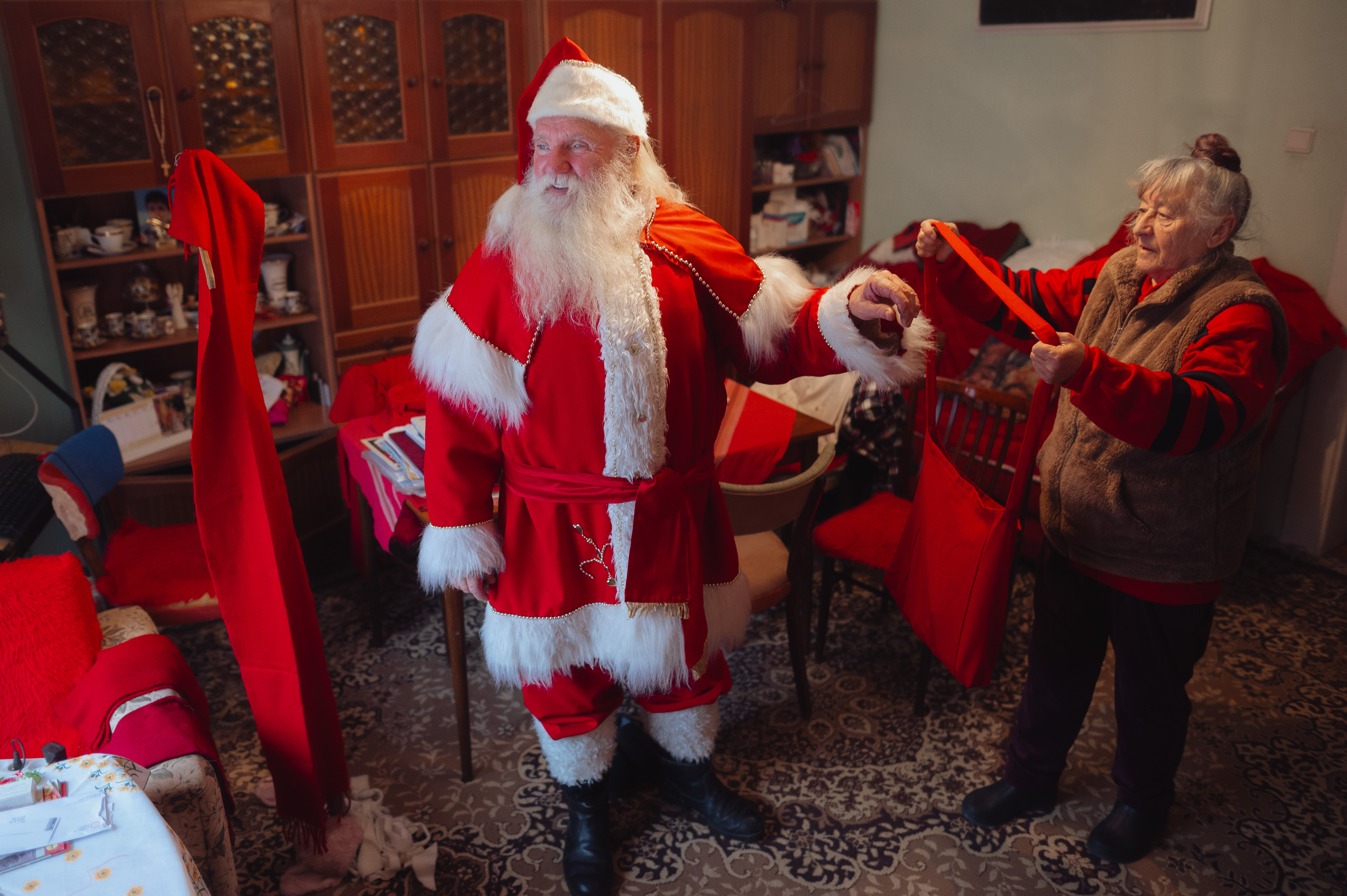 aa-20241210-36441112-36441102-slovakyada-40-yildir-noel-baba-rolunu-ustlenen-stefan-sabala-bu-yil-son-kez-kostumunu-giydi.jpg