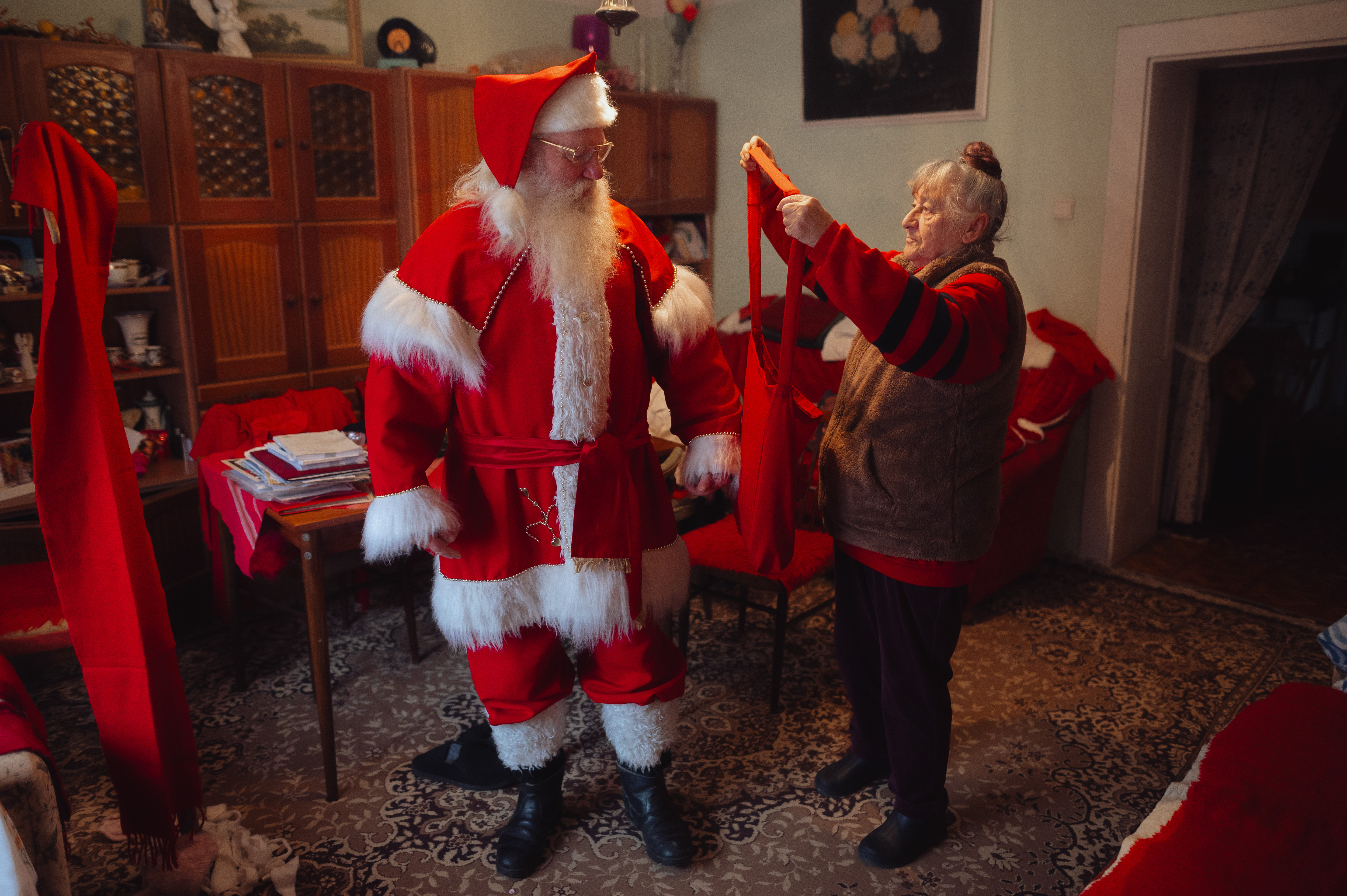 aa-20241210-36441112-36441103-slovakyada-40-yildir-noel-baba-rolunu-ustlenen-stefan-sabala-bu-yil-son-kez-kostumunu-giydi.jpg