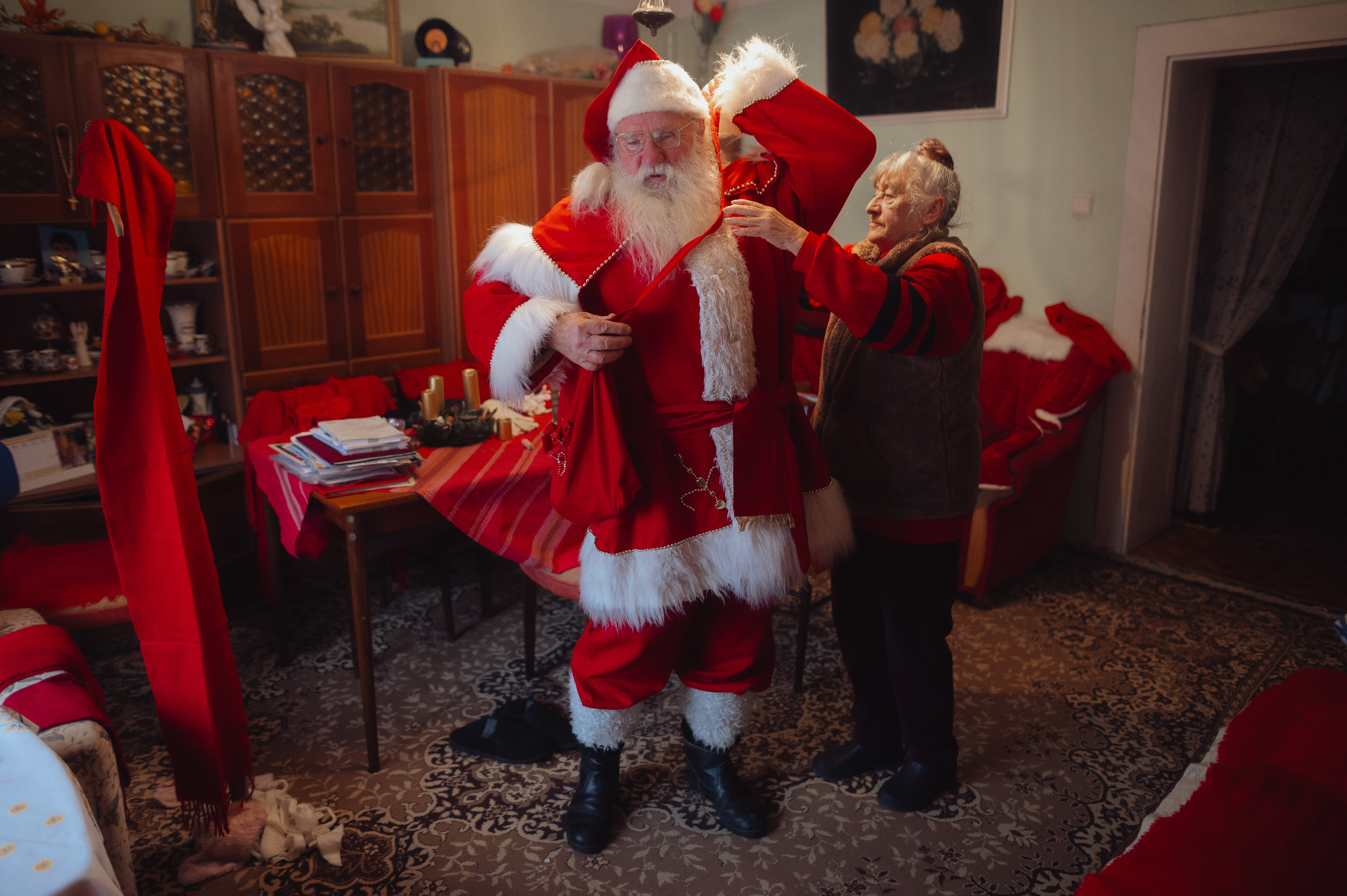 aa-20241210-36441112-36441104-slovakyada-40-yildir-noel-baba-rolunu-ustlenen-stefan-sabala-bu-yil-son-kez-kostumunu-giydi.jpg