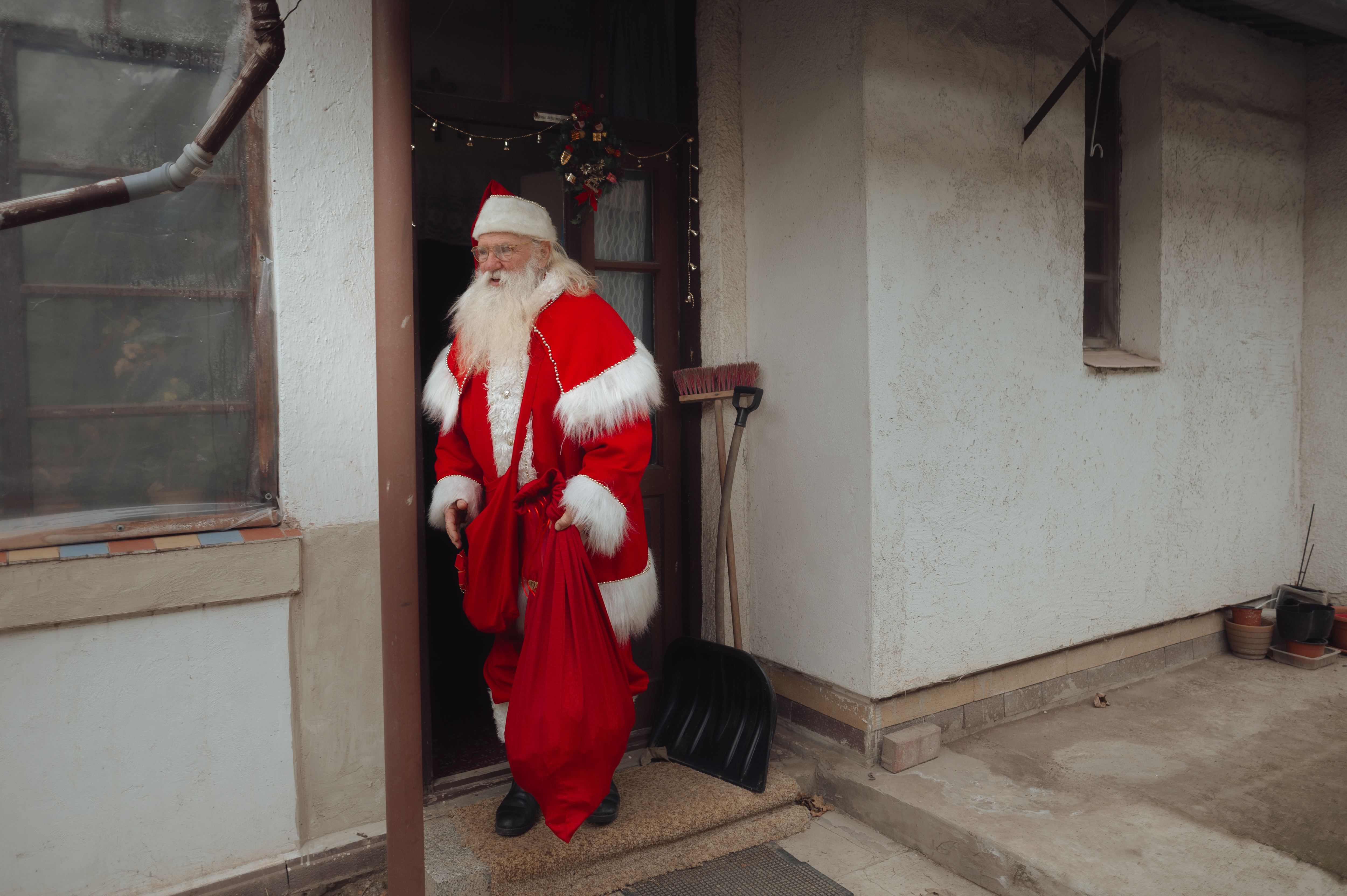 aa-20241210-36441112-36441108-slovakyada-40-yildir-noel-baba-rolunu-ustlenen-stefan-sabala-bu-yil-son-kez-kostumunu-giydi.jpg