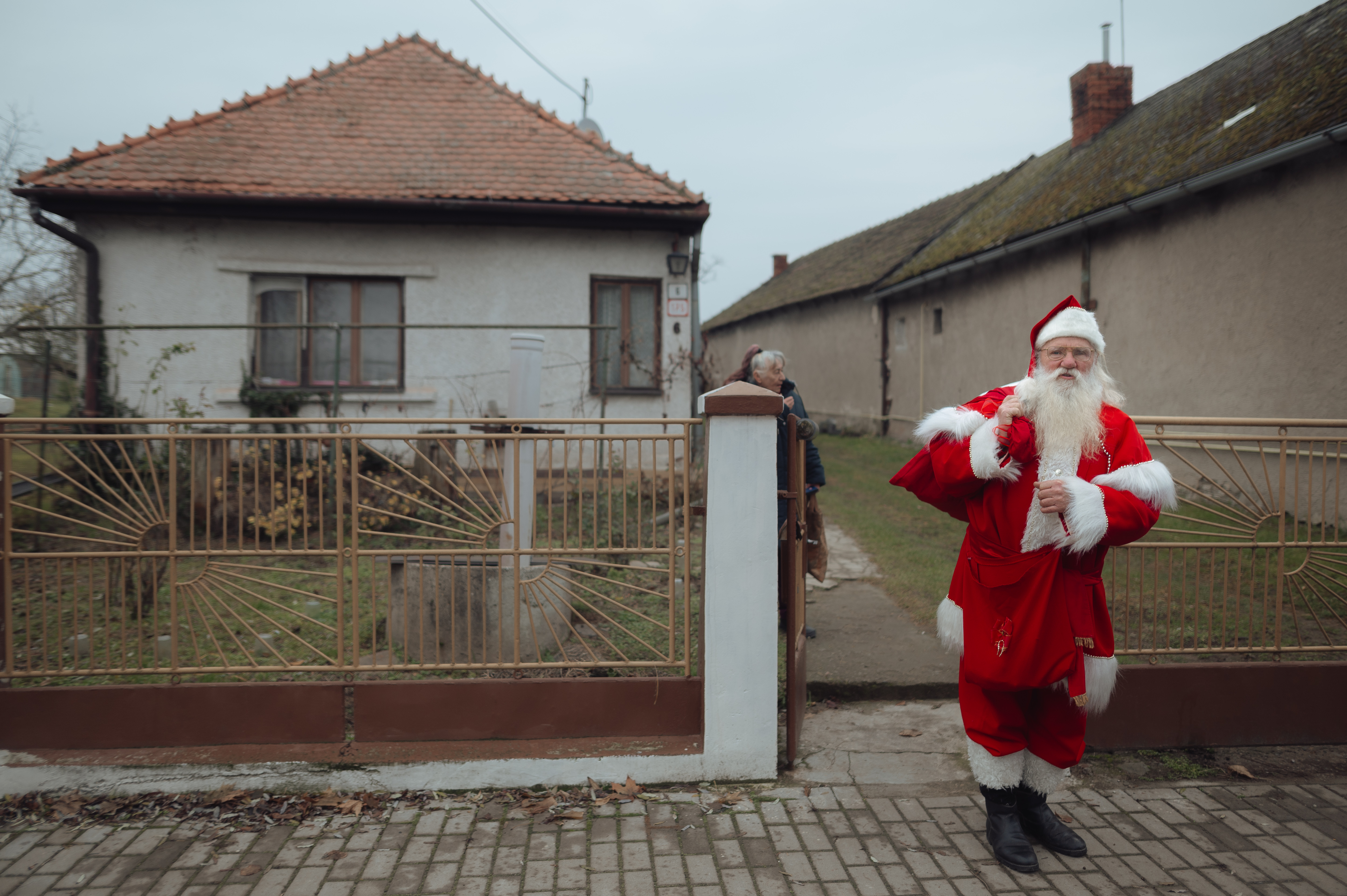 aa-20241210-36441112-36441110-slovakyada-40-yildir-noel-baba-rolunu-ustlenen-stefan-sabala-bu-yil-son-kez-kostumunu-giydi.jpg