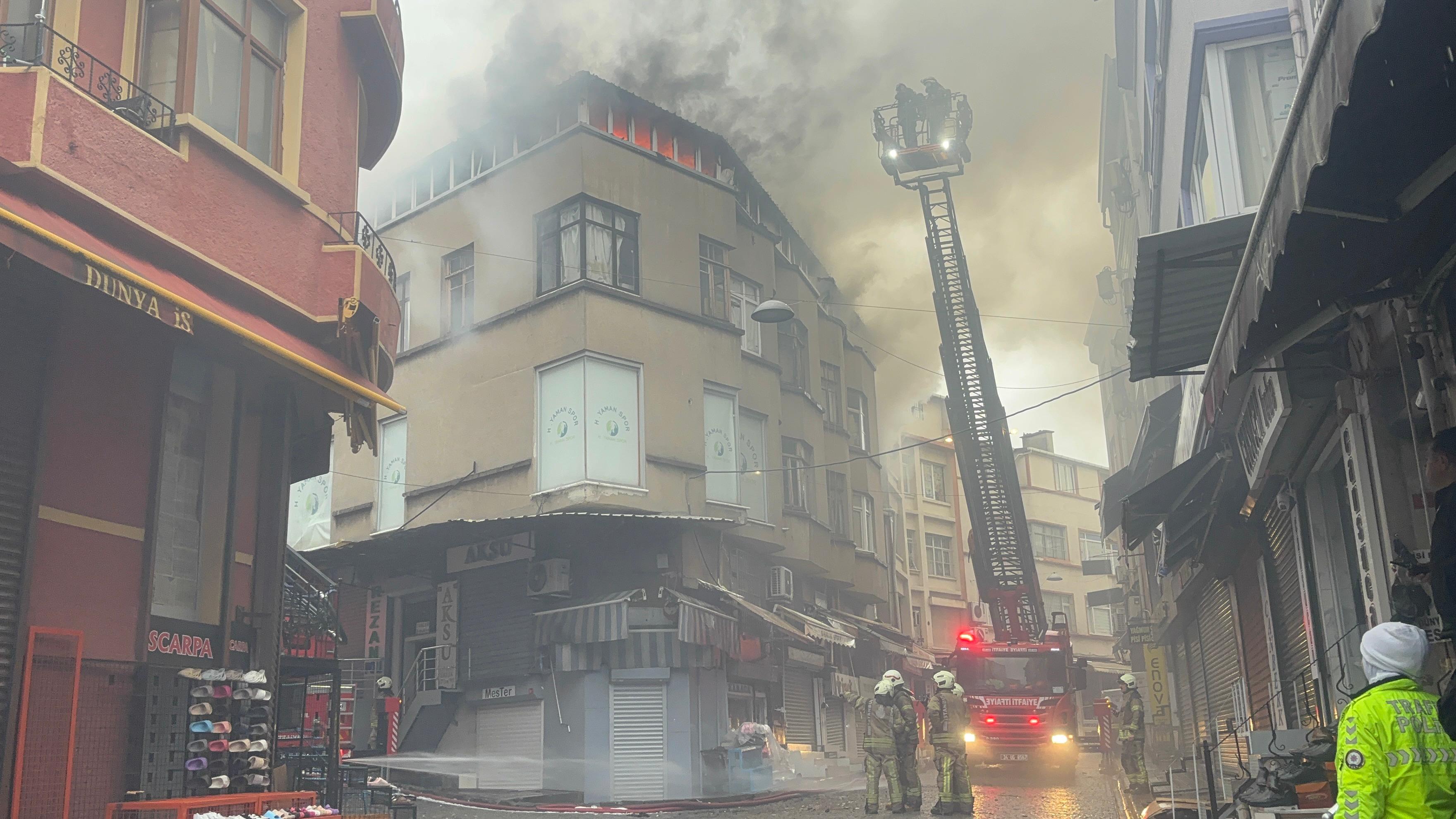 aa-20241211-36448182-36448173-fatihte-4-katli-binada-cikan-yangina-itfaiye-mudahale-ediyor.jpg