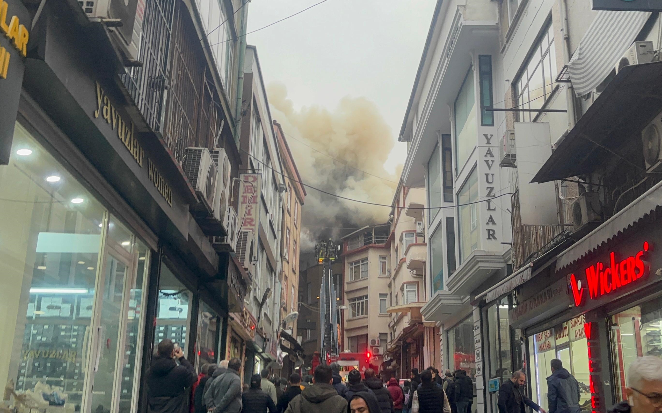 aa-20241211-36448182-36448175-fatihte-4-katli-binada-cikan-yangina-itfaiye-mudahale-ediyor.jpg
