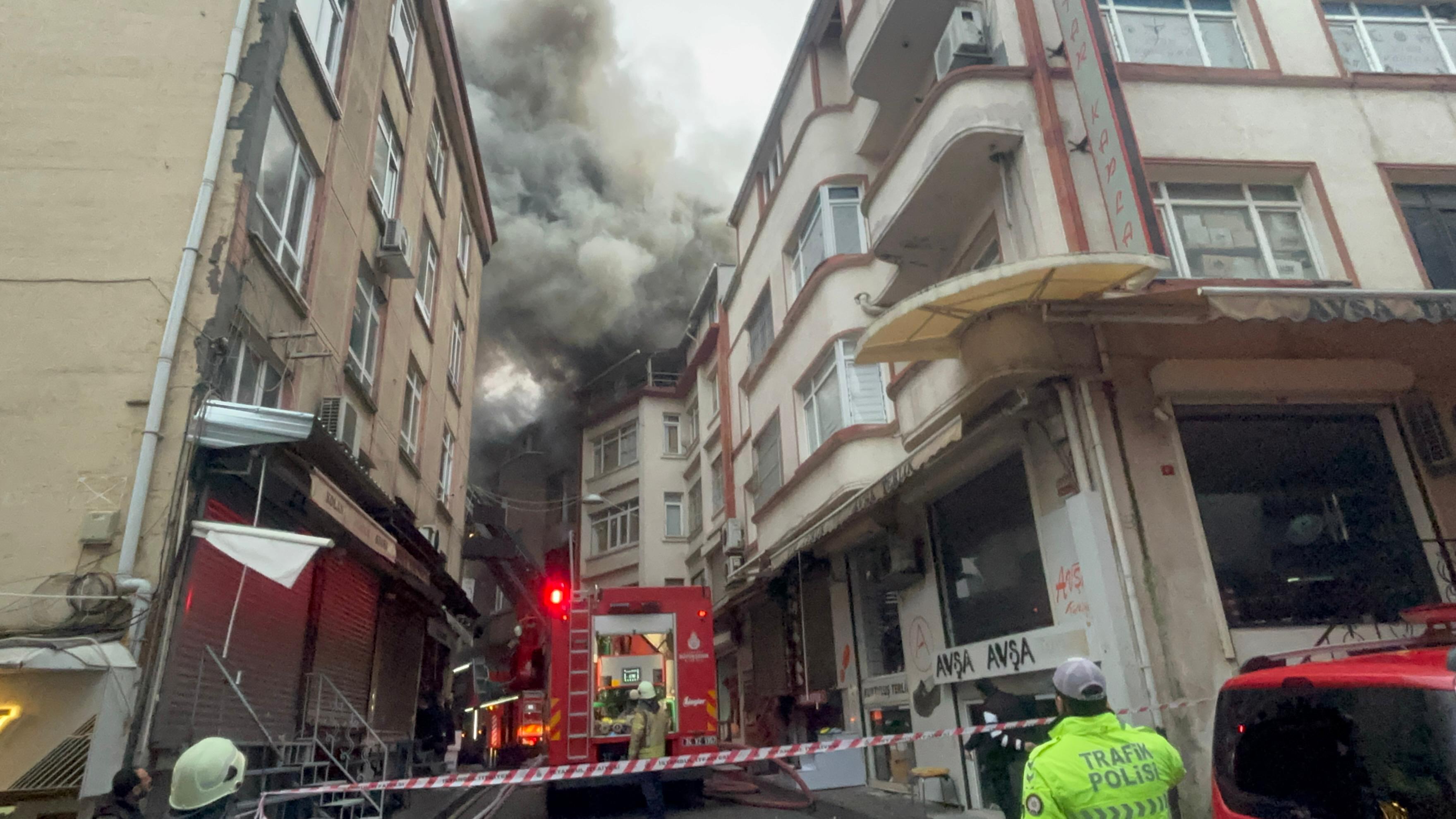 aa-20241211-36448182-36448176-fatihte-4-katli-binada-cikan-yangina-itfaiye-mudahale-ediyor.jpg