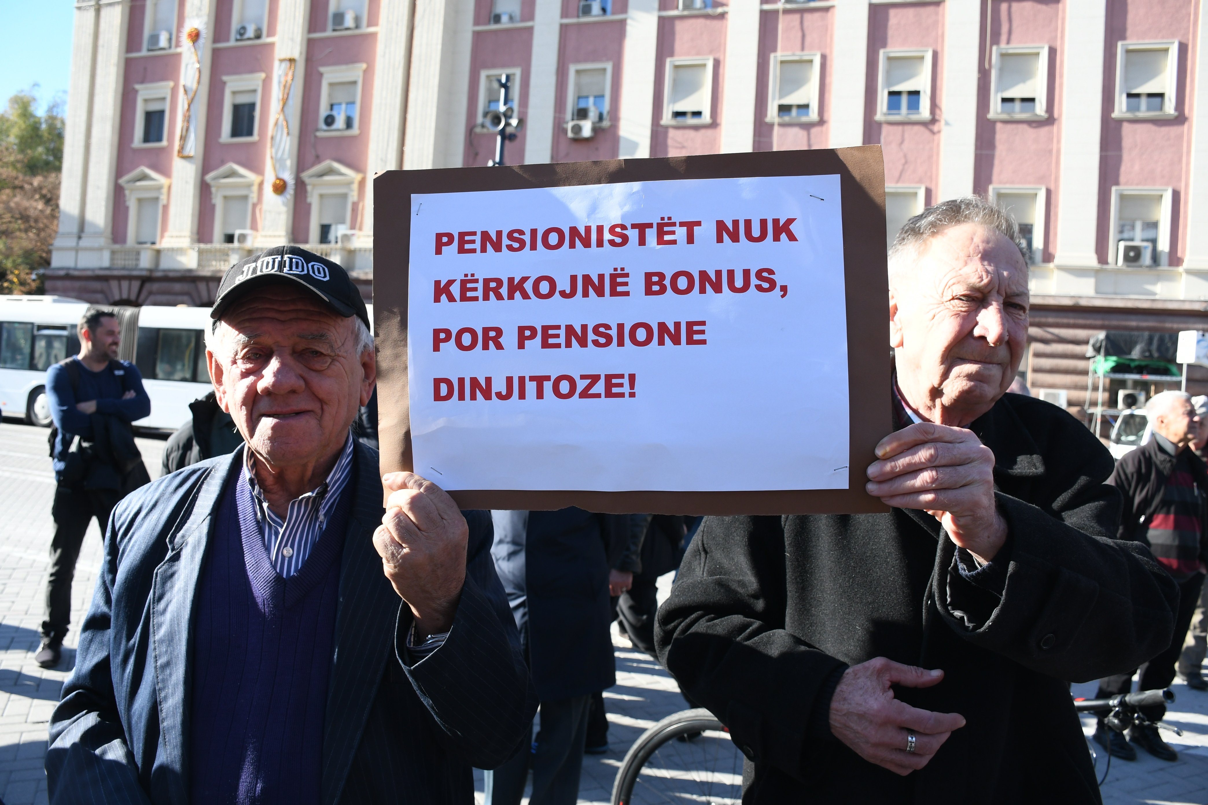 aa-20241211-36452403-36452393-arnavutlukta-emekliler-maaslarinin-artirilmasi-icin-yeniden-protesto-duzenledi.jpg