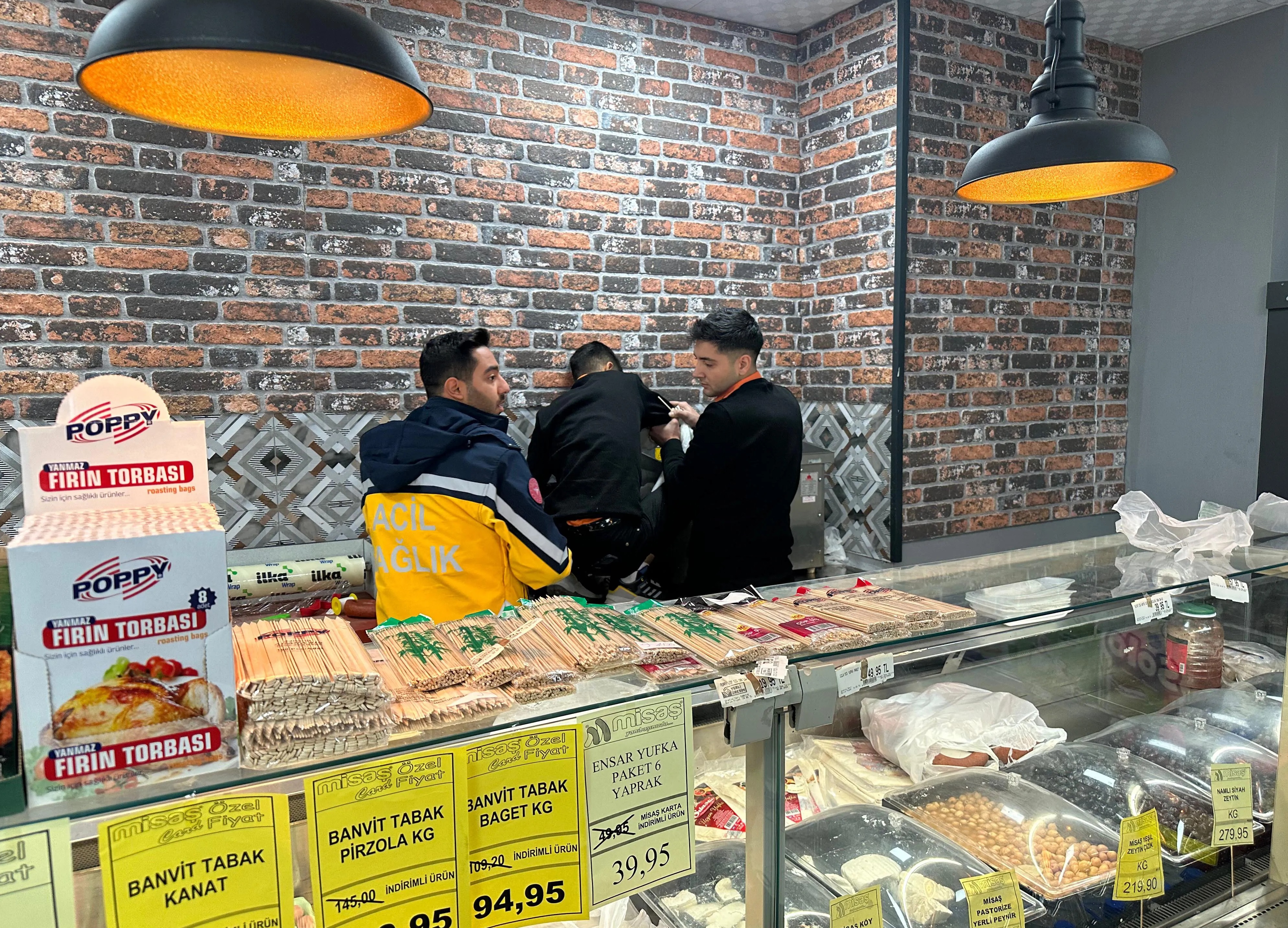 market-calisani-elini-kiyma-makinesine-464699-137286.jpg