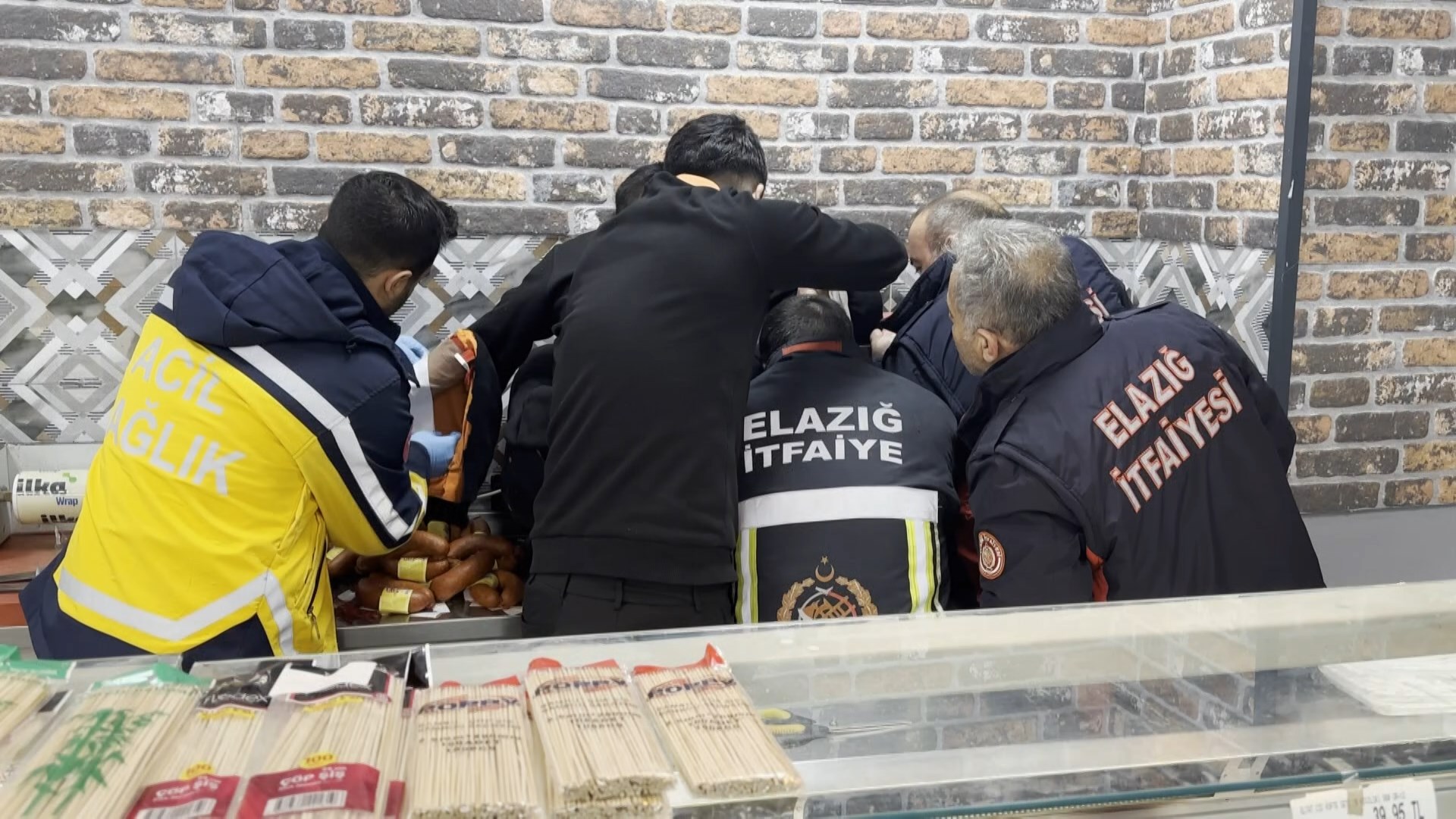 market-calisani-elini-kiyma-makinesine-464703-137286.jpg