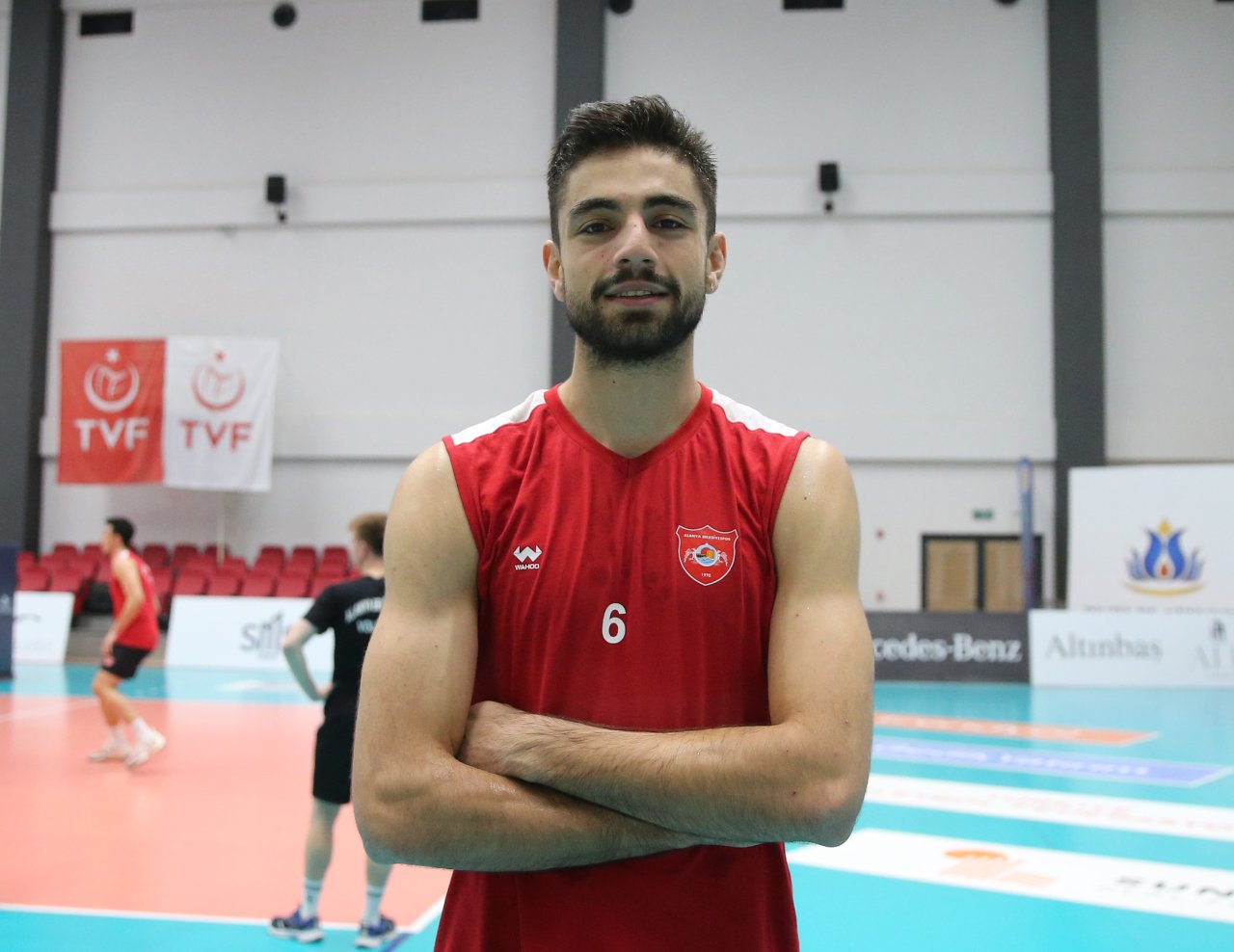 aa-20241214-36480247-36480242-alanyanin-iranli-voleybolcusu-saadat-takimiyla-zirveye-cikmak-istiyor.jpg