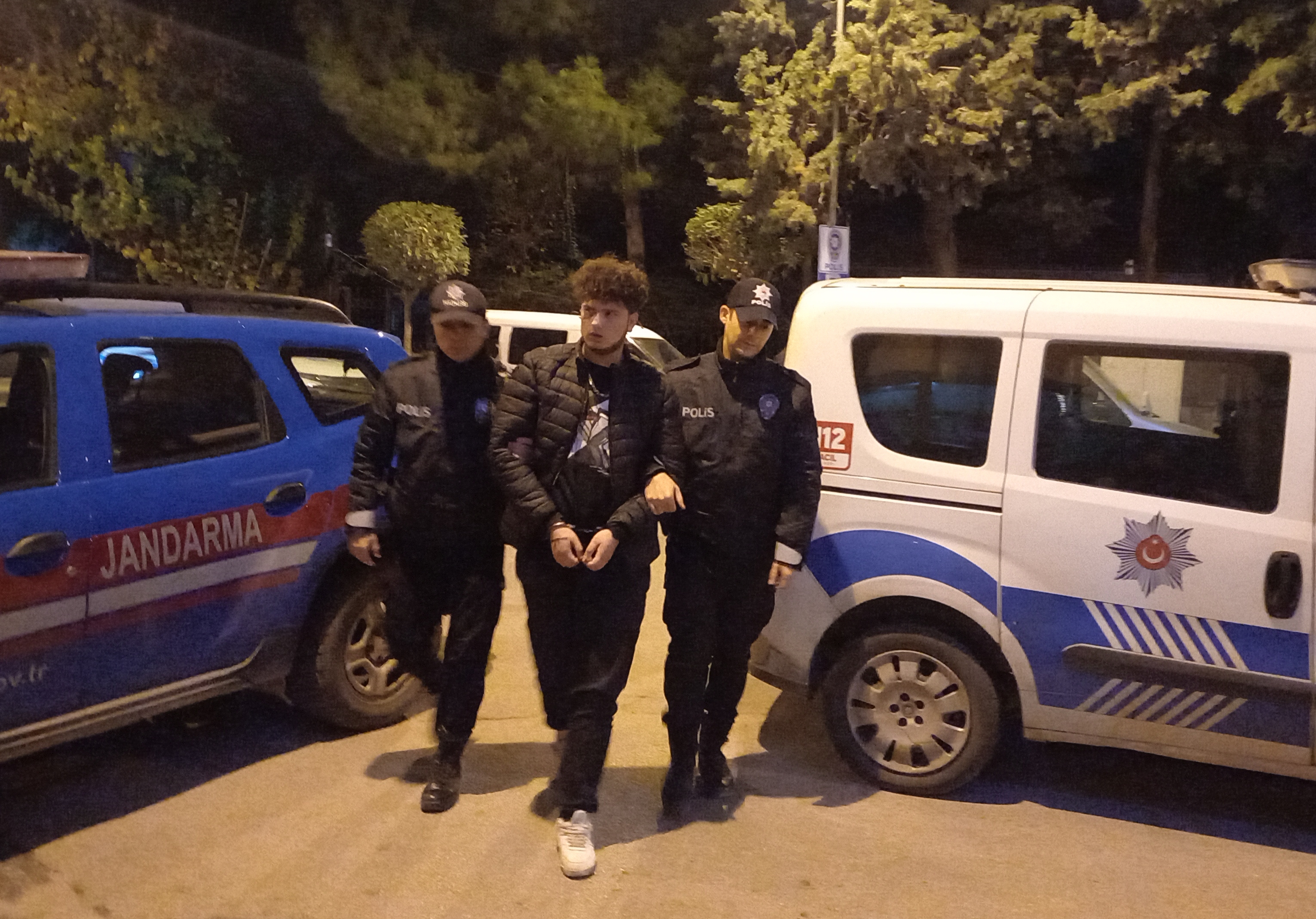 aa-20241214-36483879-36483877-manisada-taksi-soforunu-bicakla-gasbetmeye-calisan-supheli-tutuklandi.jpg
