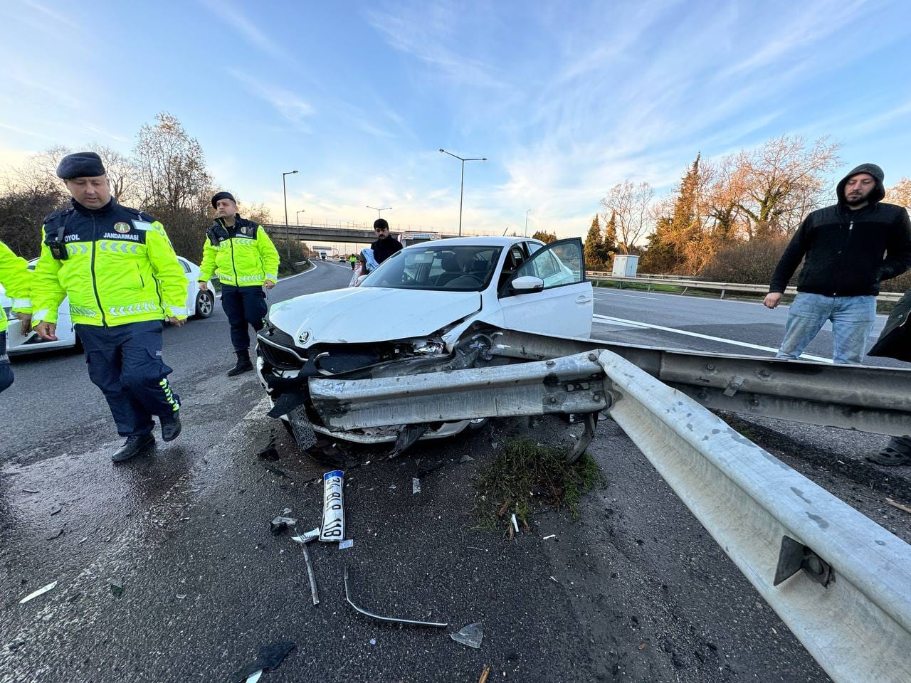 aa-20241214-36484331-36484327-anadolu-otoyolunda-bariyere-carpan-otomobildeki-4-kisi-yaralandi.jpg