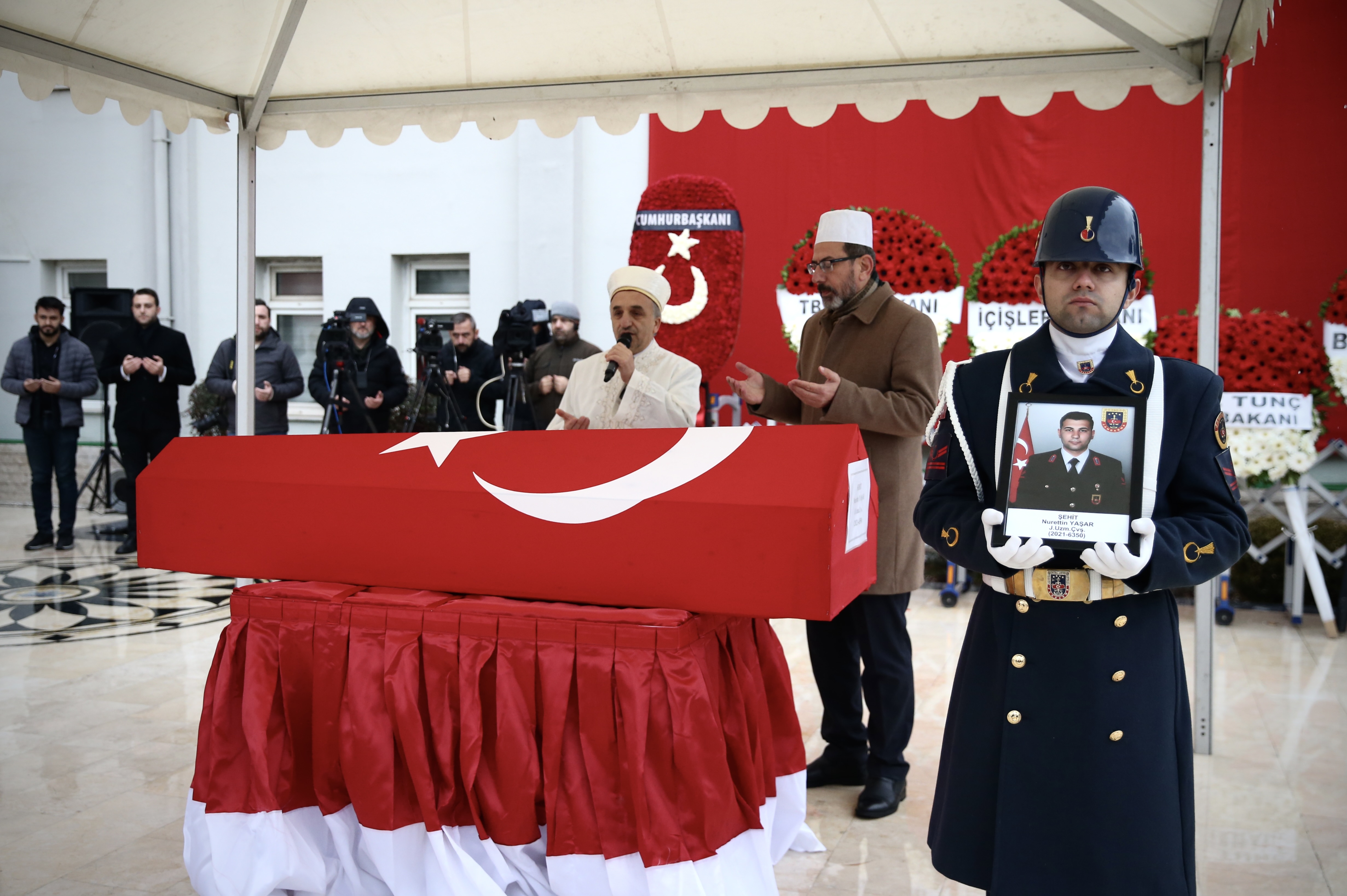 aa-20241215-36489455-36489446-durusma-salonundaki-silahli-saldirida-sehit-olan-uzman-cavus-yasar-icin-bursada-toren-duzenlendi.jpg