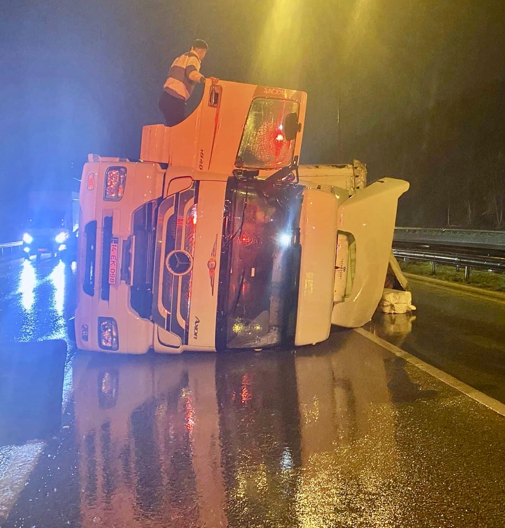 aa-20241215-36494533-36494529-anadolu-otoyolunun-sakarya-kesiminde-devrilen-tir-ulasimi-aksatti.jpg