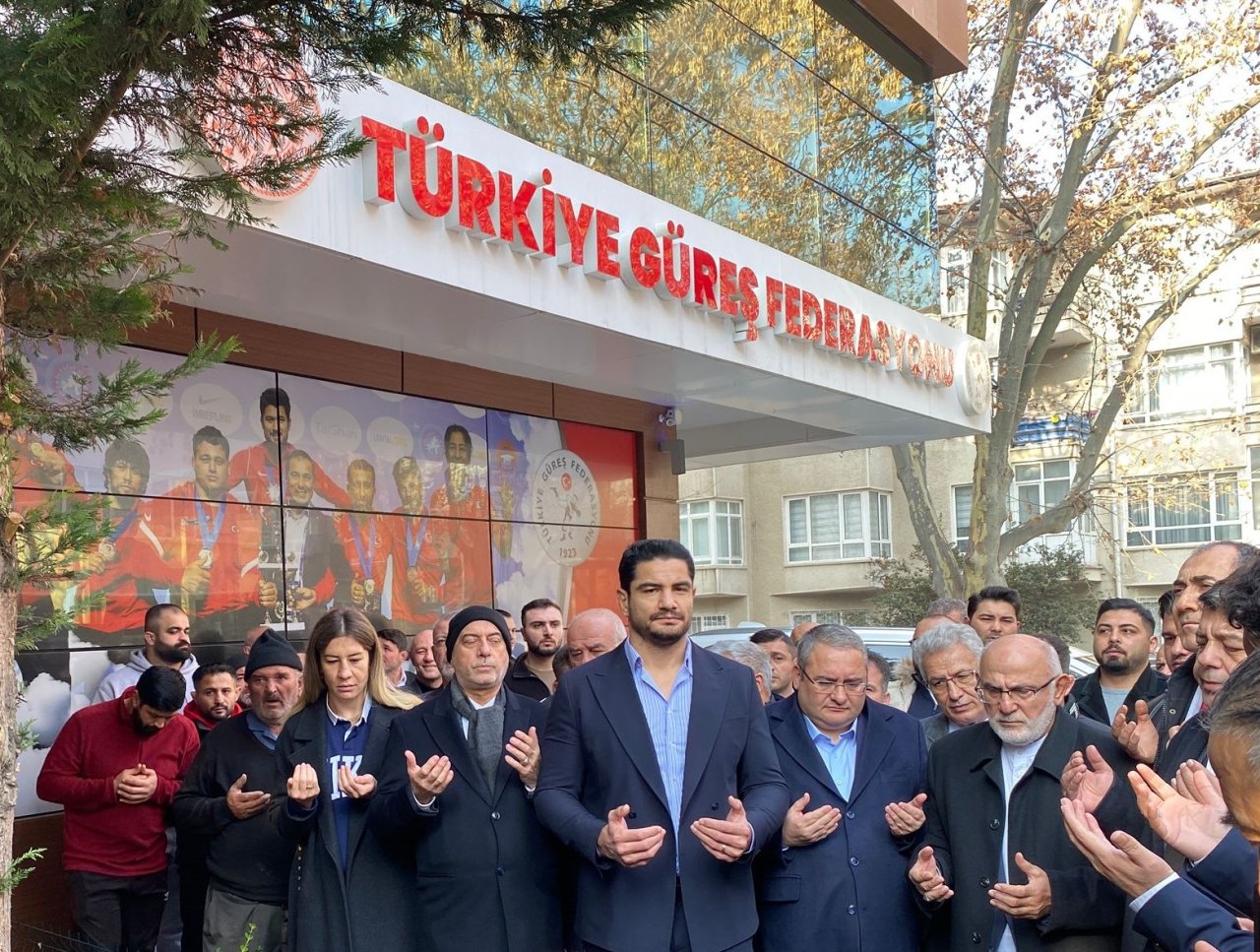 taha-akgul-baskanlik-koltuguna-oturdu-477164-141086.jpg