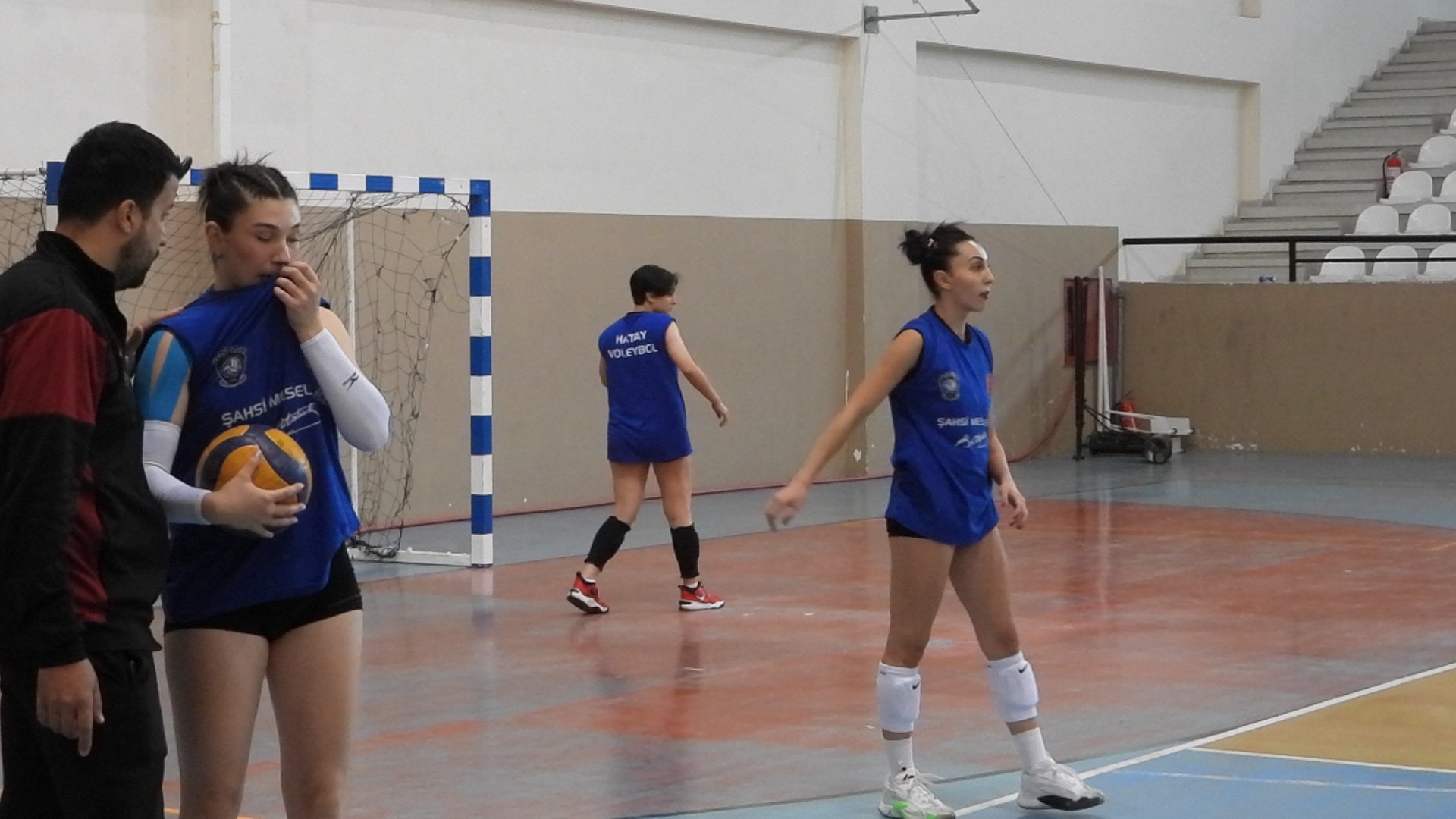 depremzede-voleybol-takimi-sampiyonluk-452390-133576-1.jpg