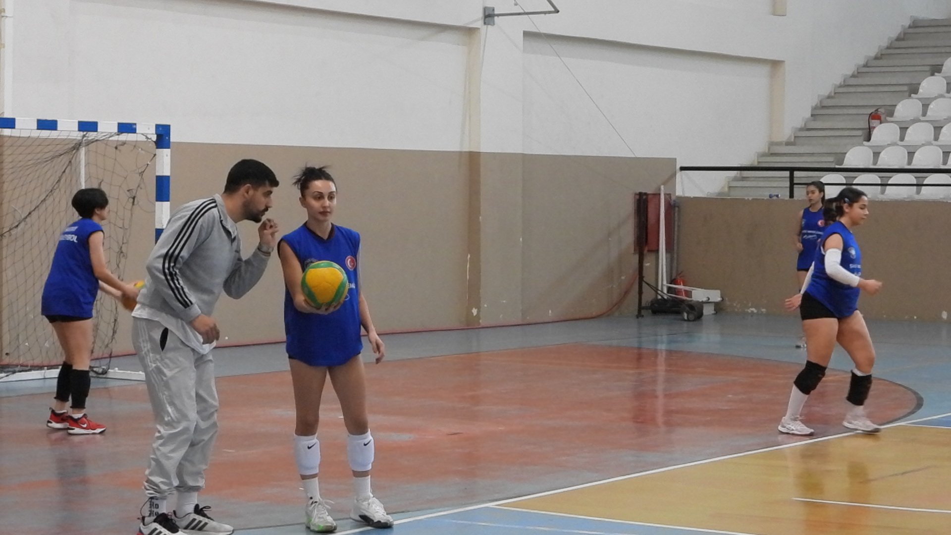 depremzede-voleybol-takimi-sampiyonluk-452391-133576.jpg