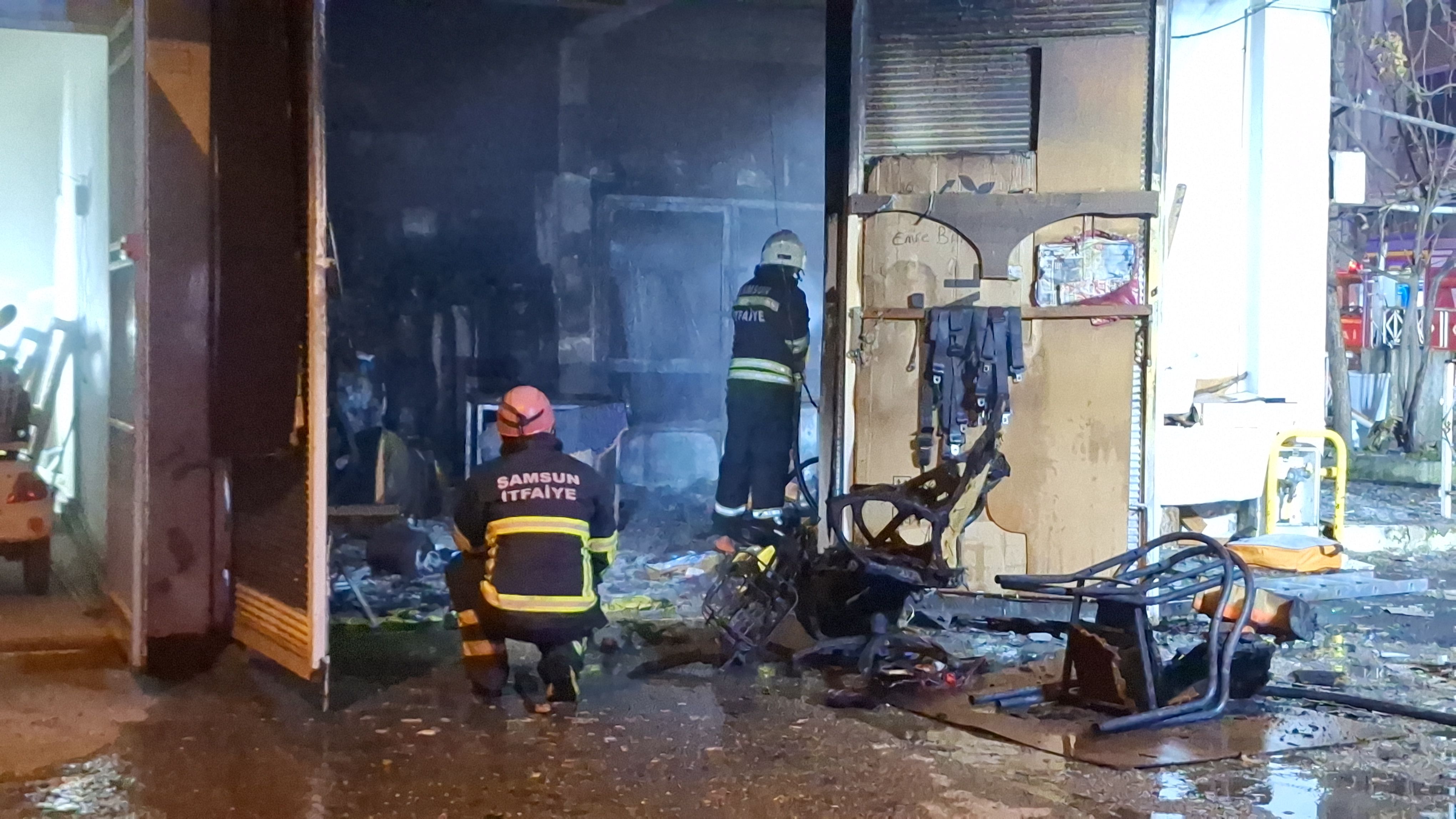 aa-20241223-36565353-36565349-samsunda-is-yerinde-cikan-yanginda-dumandan-etkilenen-2-kisi-hastaneye-kaldirildi.jpg
